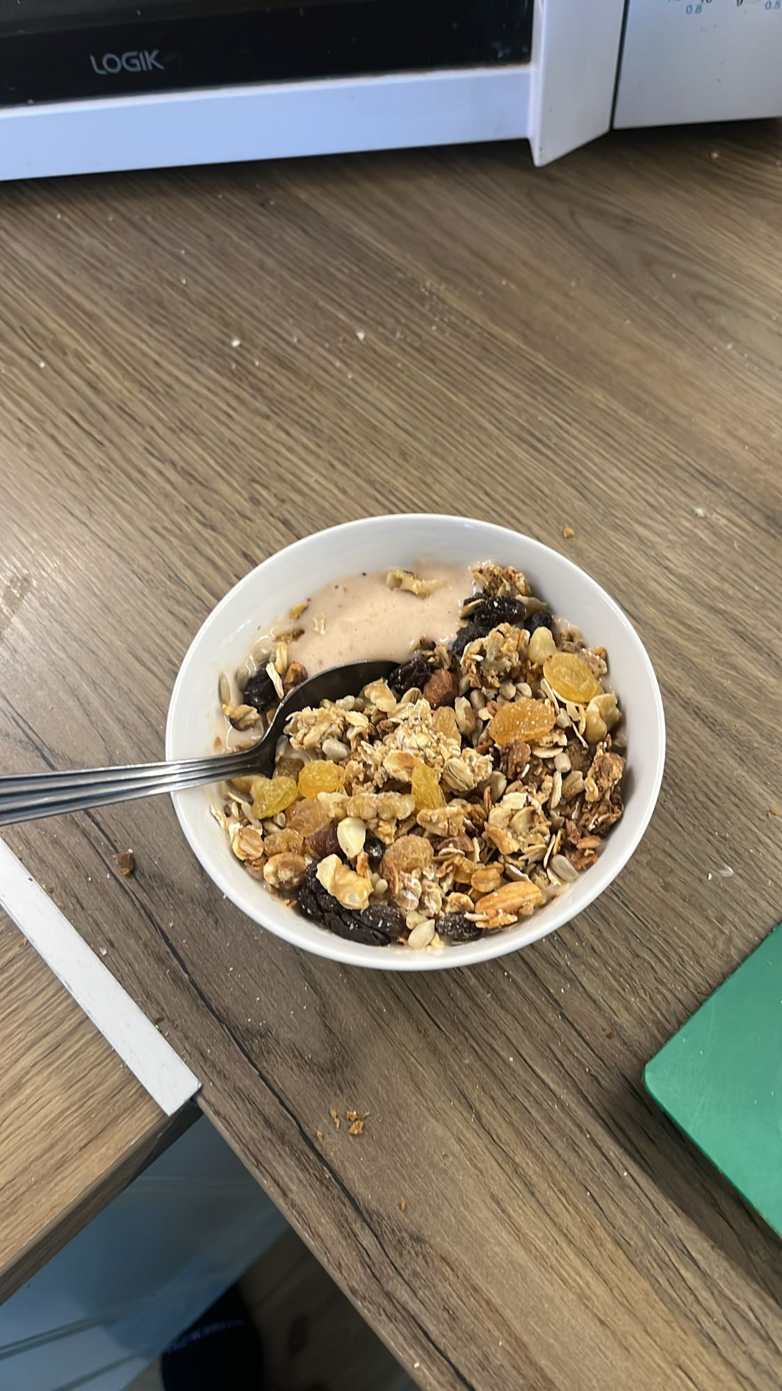 Yoghurt med müsli och nötter