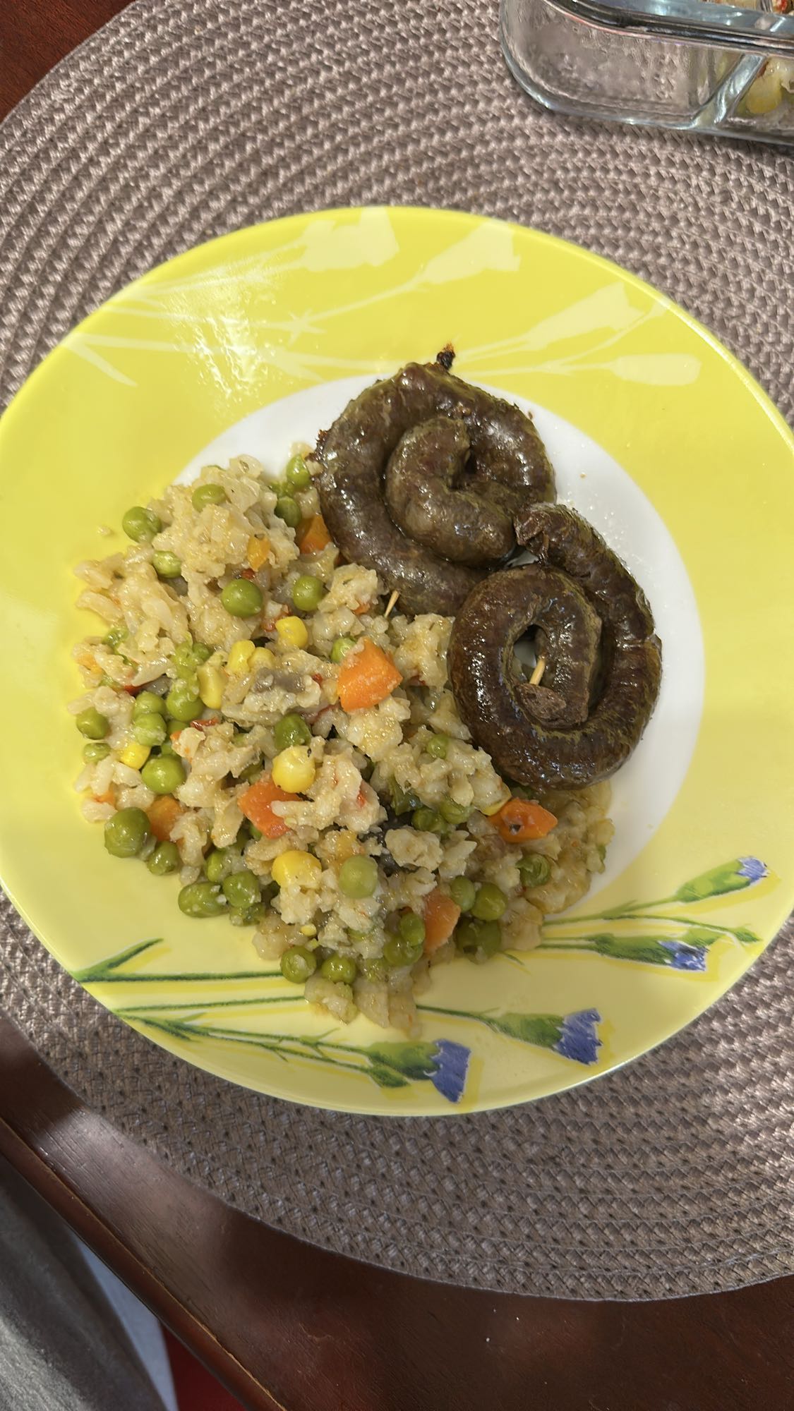 Orez cu legume și cârnați