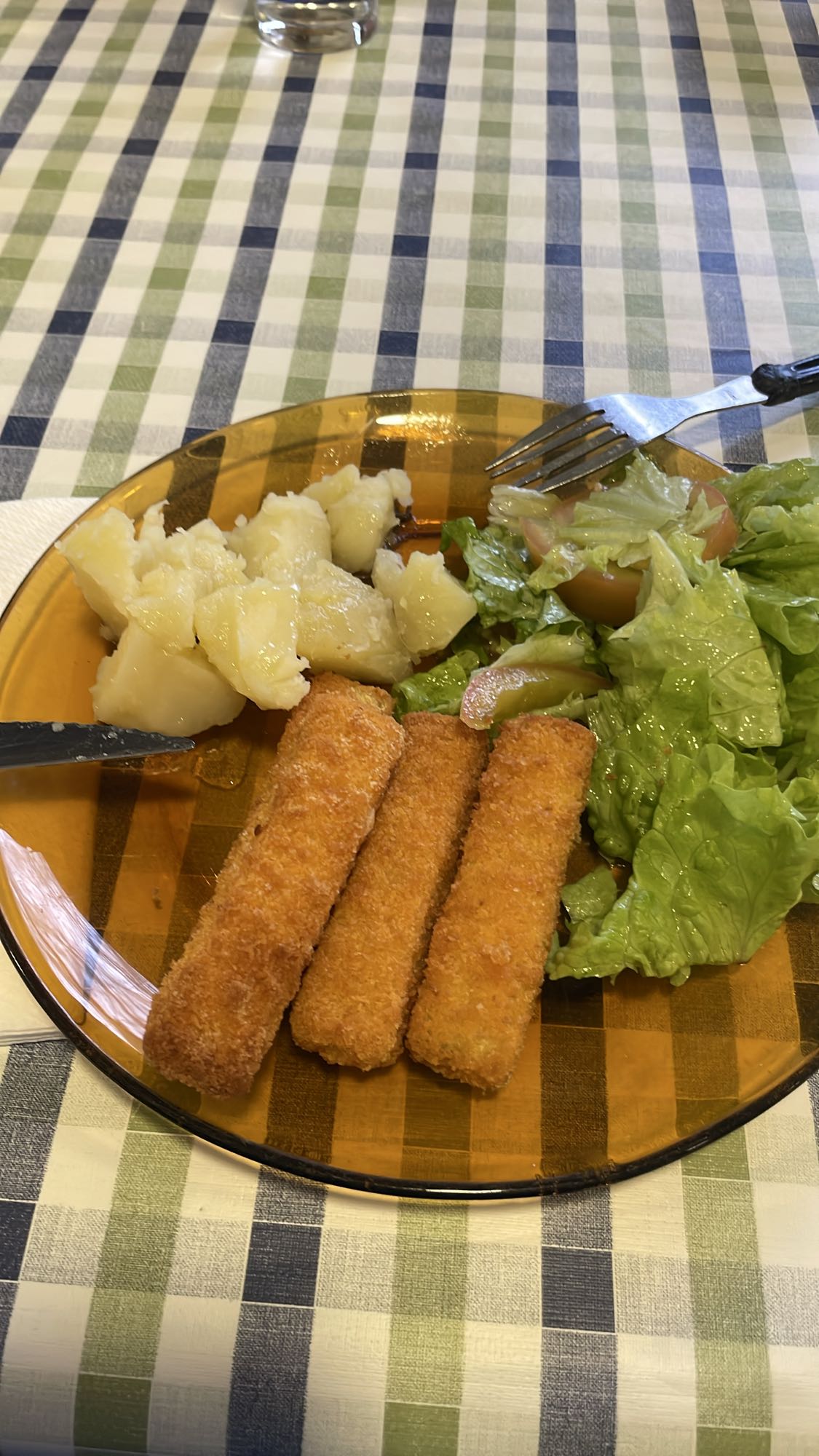 Palitos de peixe com salada