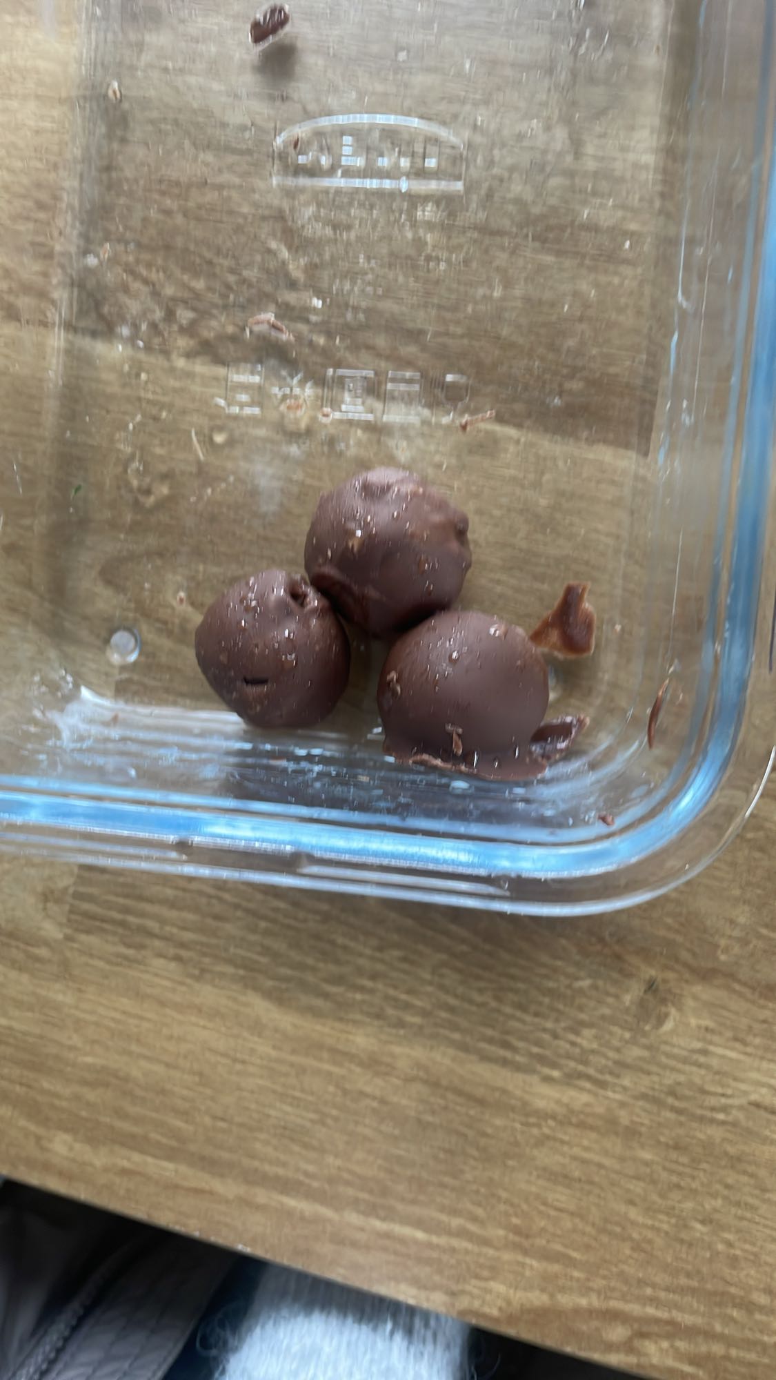 kulki z ciecierzycy z masłem orzechowym i czekoladą