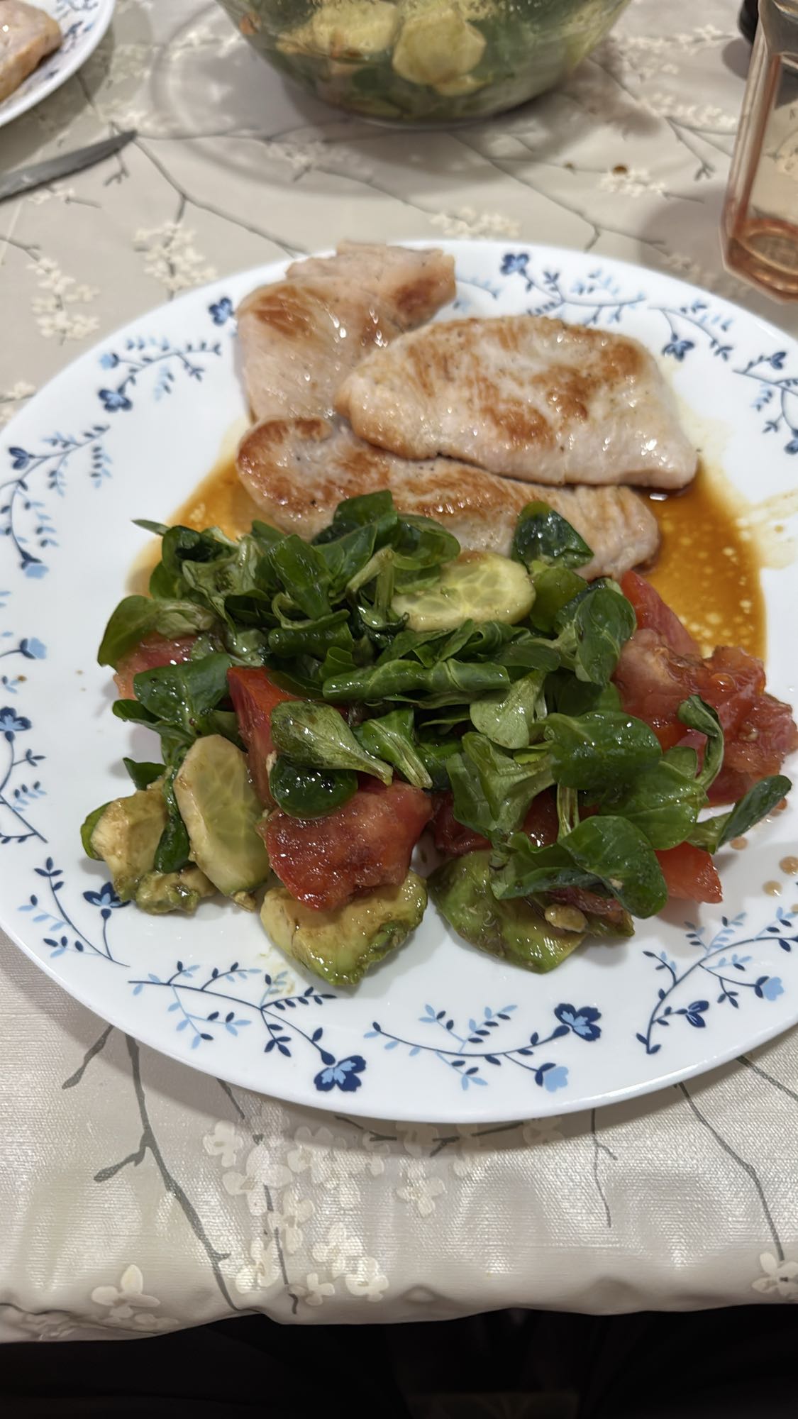 Pechuga con ensalada fresca