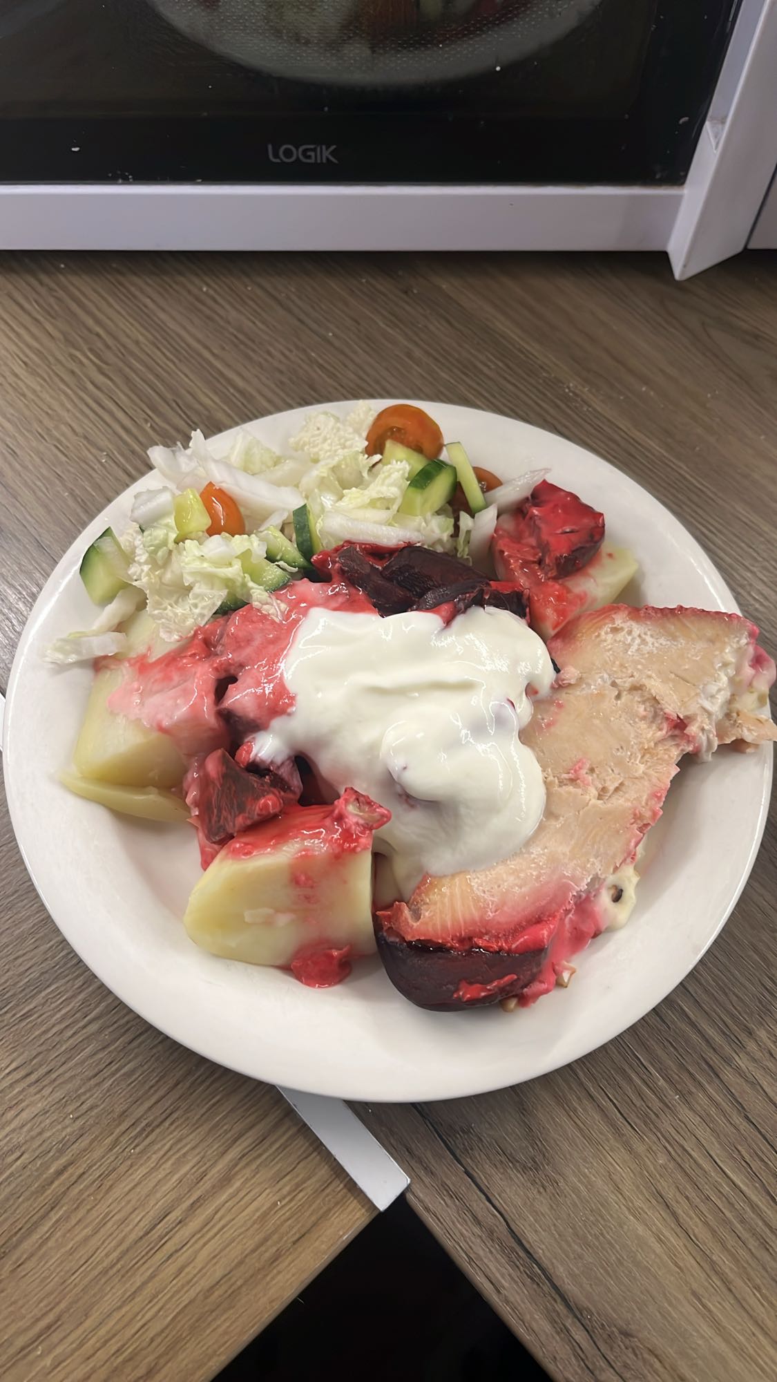 Fisk, potatis, rödbetor, sallad