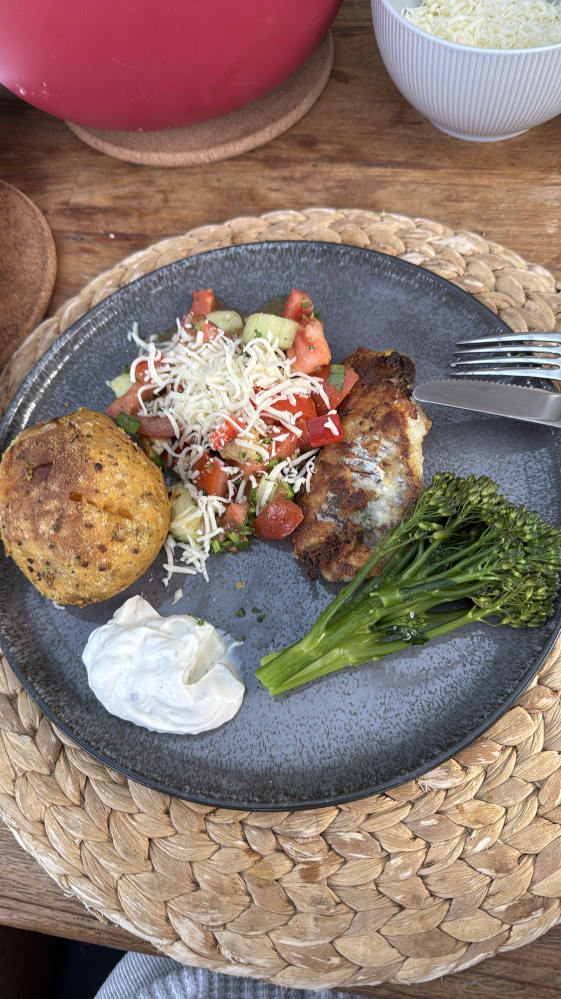 Vis, salade en broodje