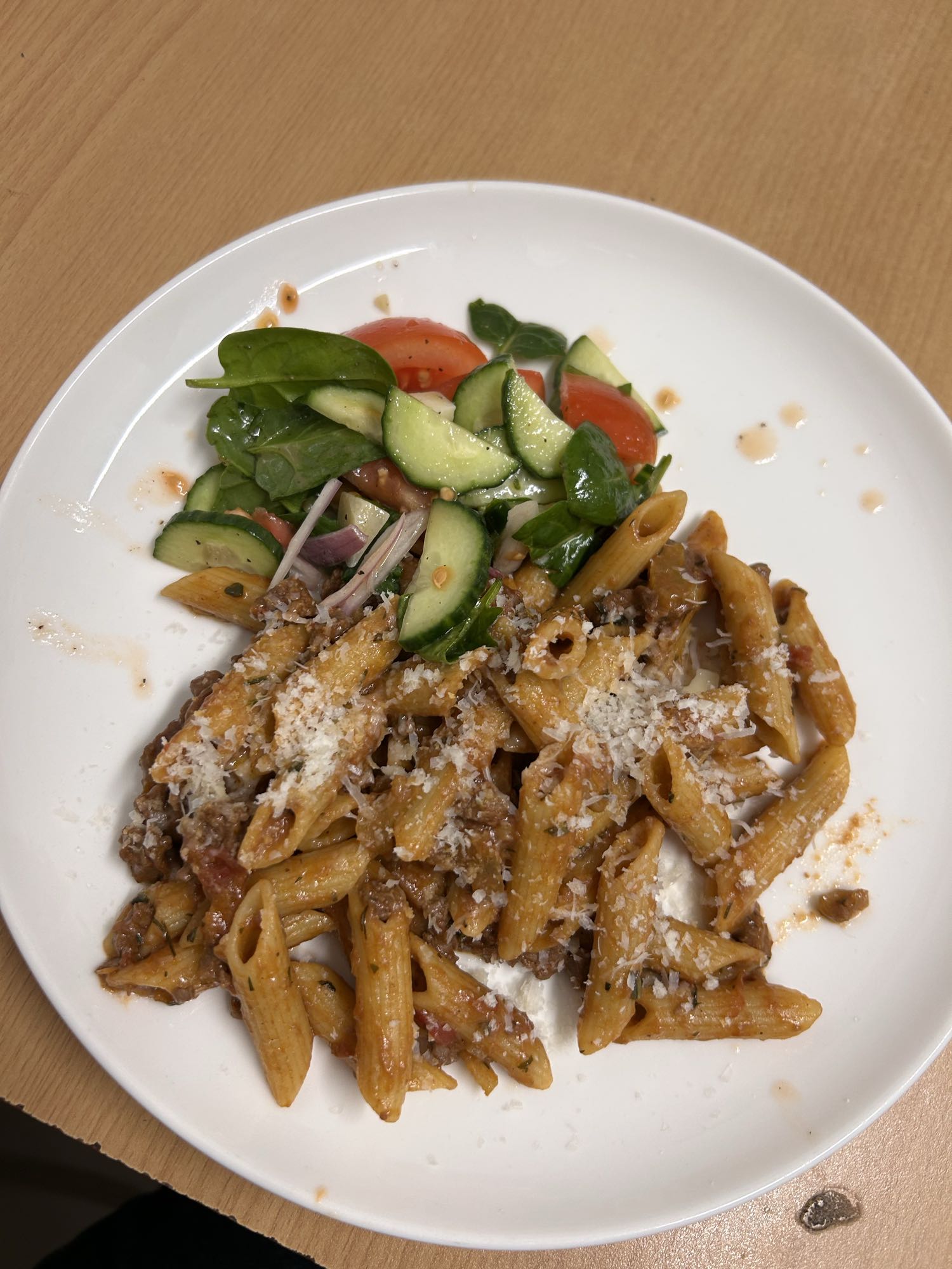 Пенне с мясом и салатом