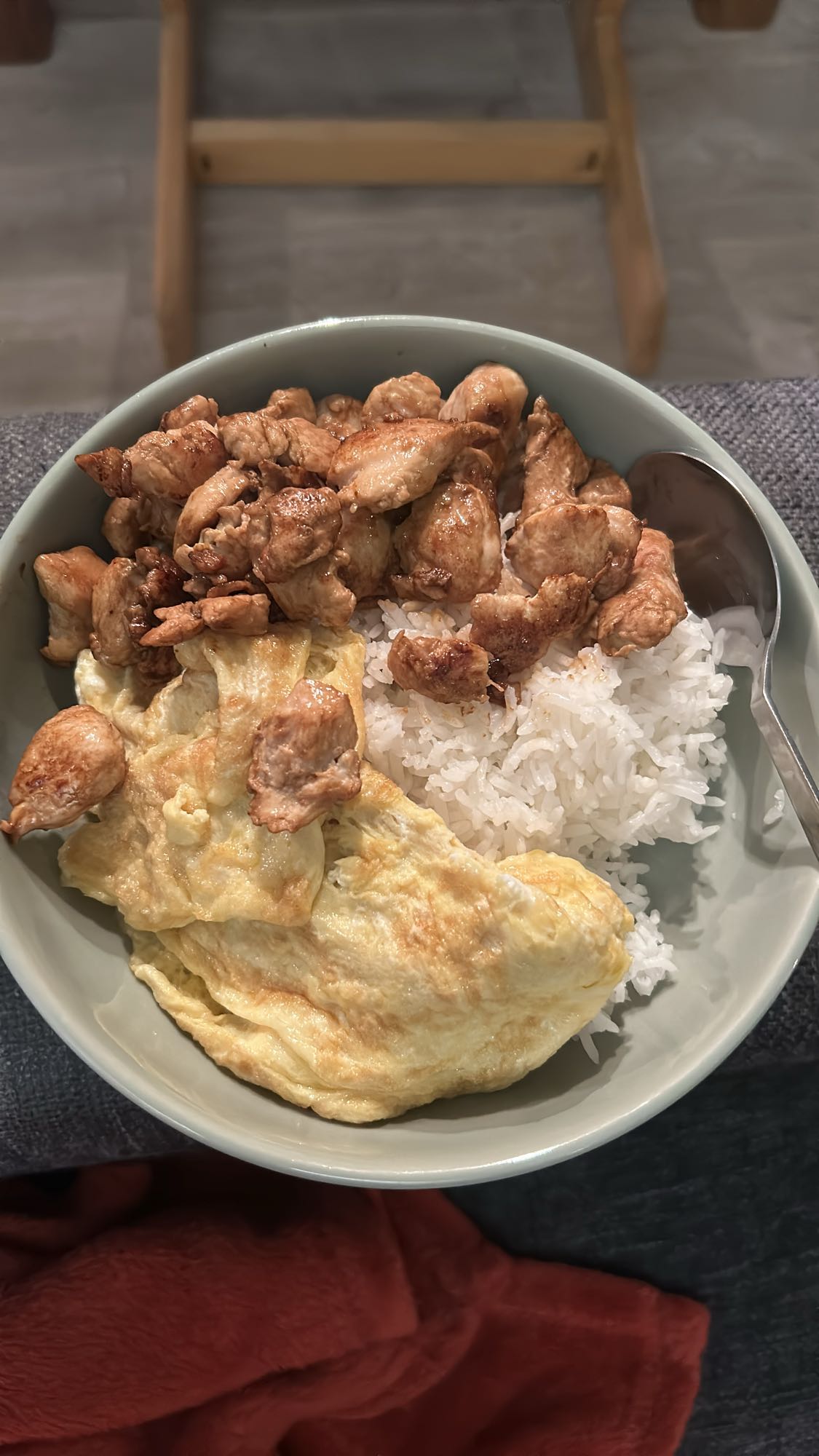 Kylling, ris og omelett