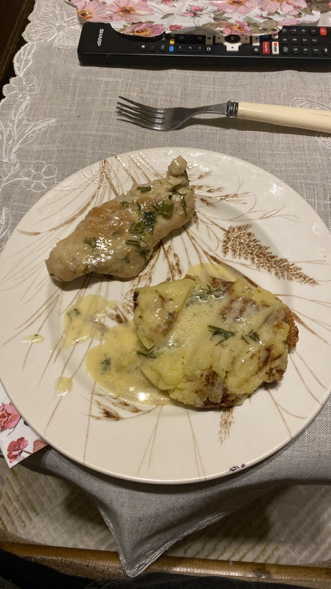 Kurczak z ziemniakami i sosem