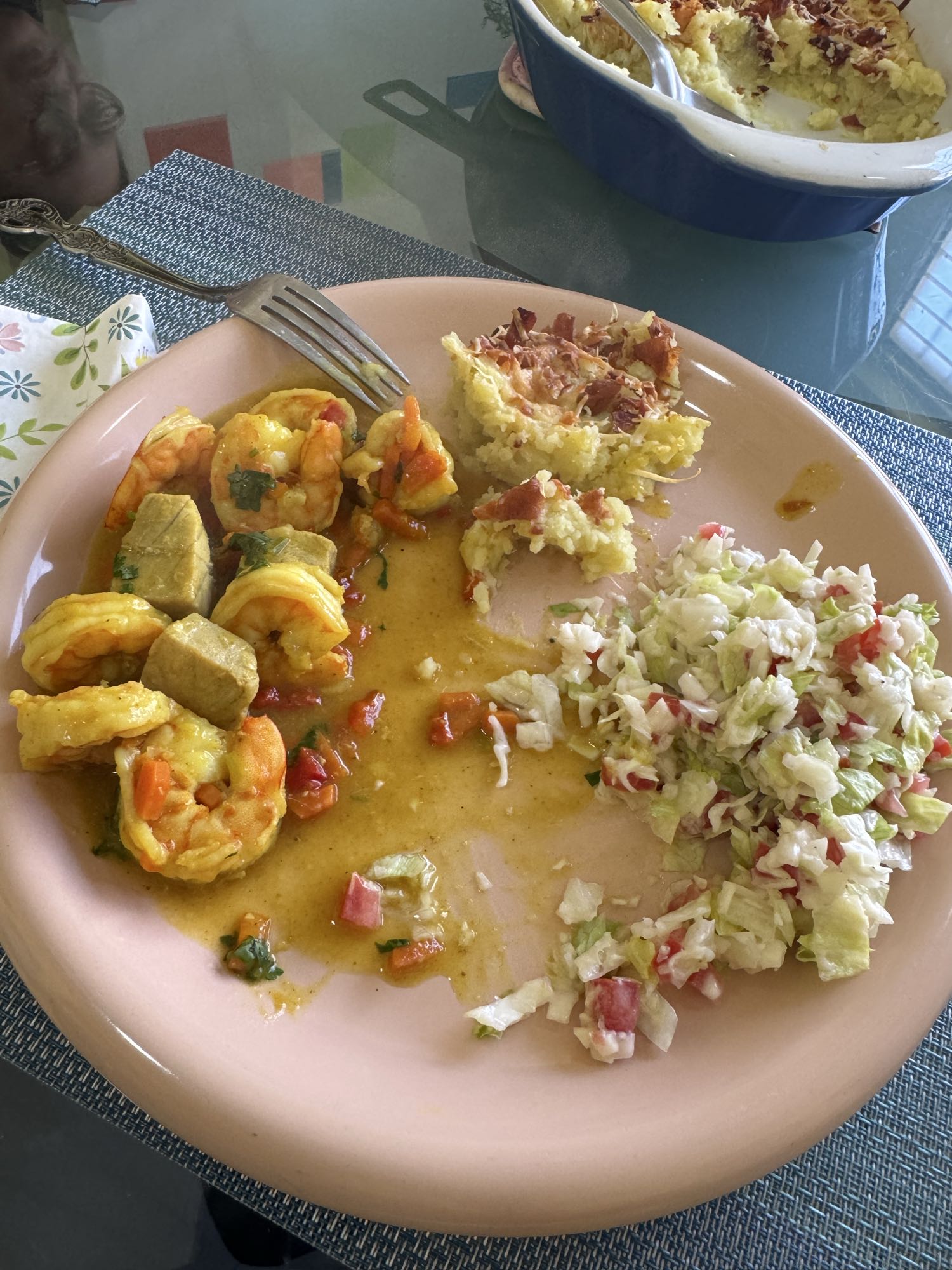 Camarones con pastel y ensalada