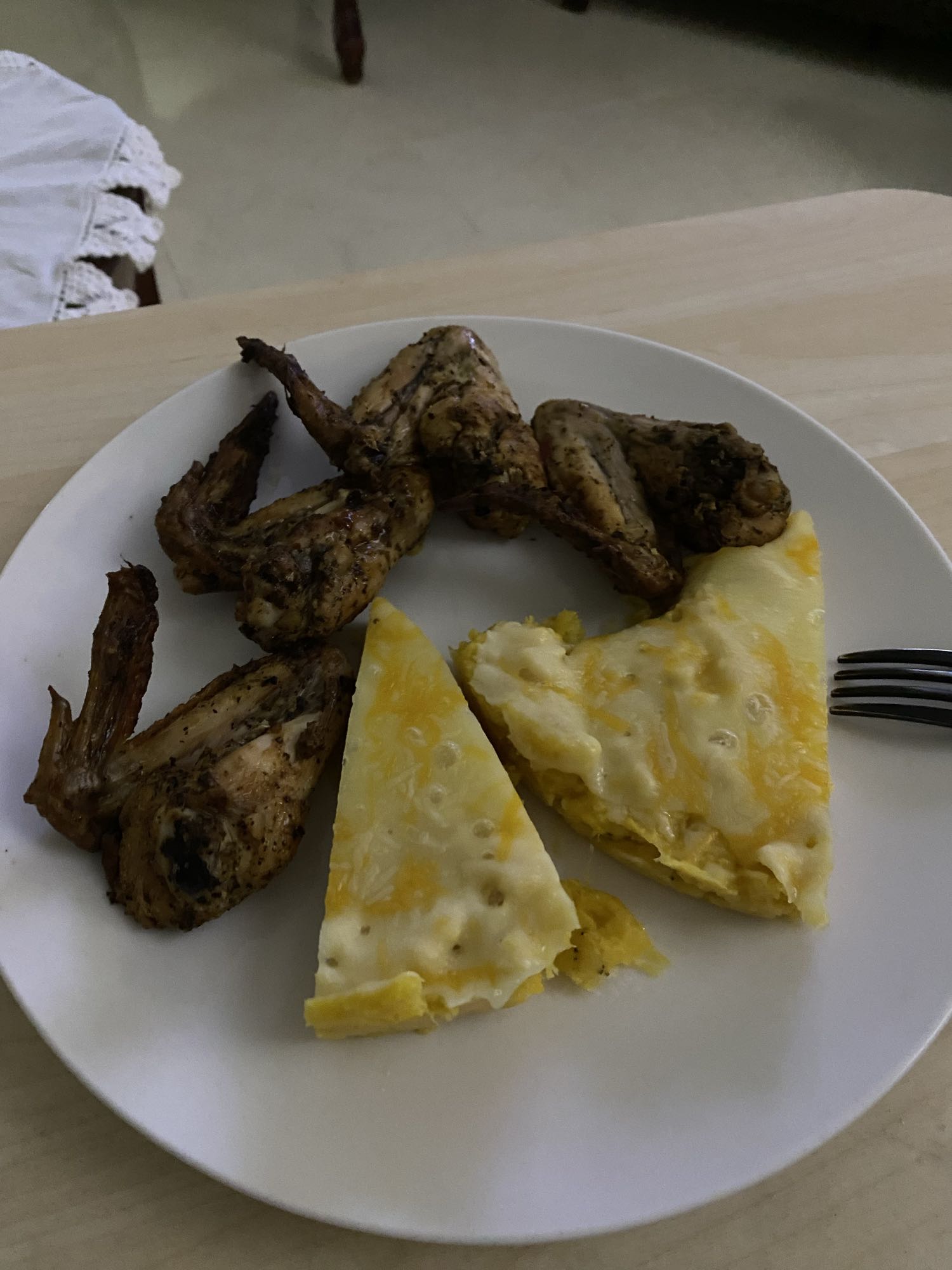 Alitas y omelette de queso