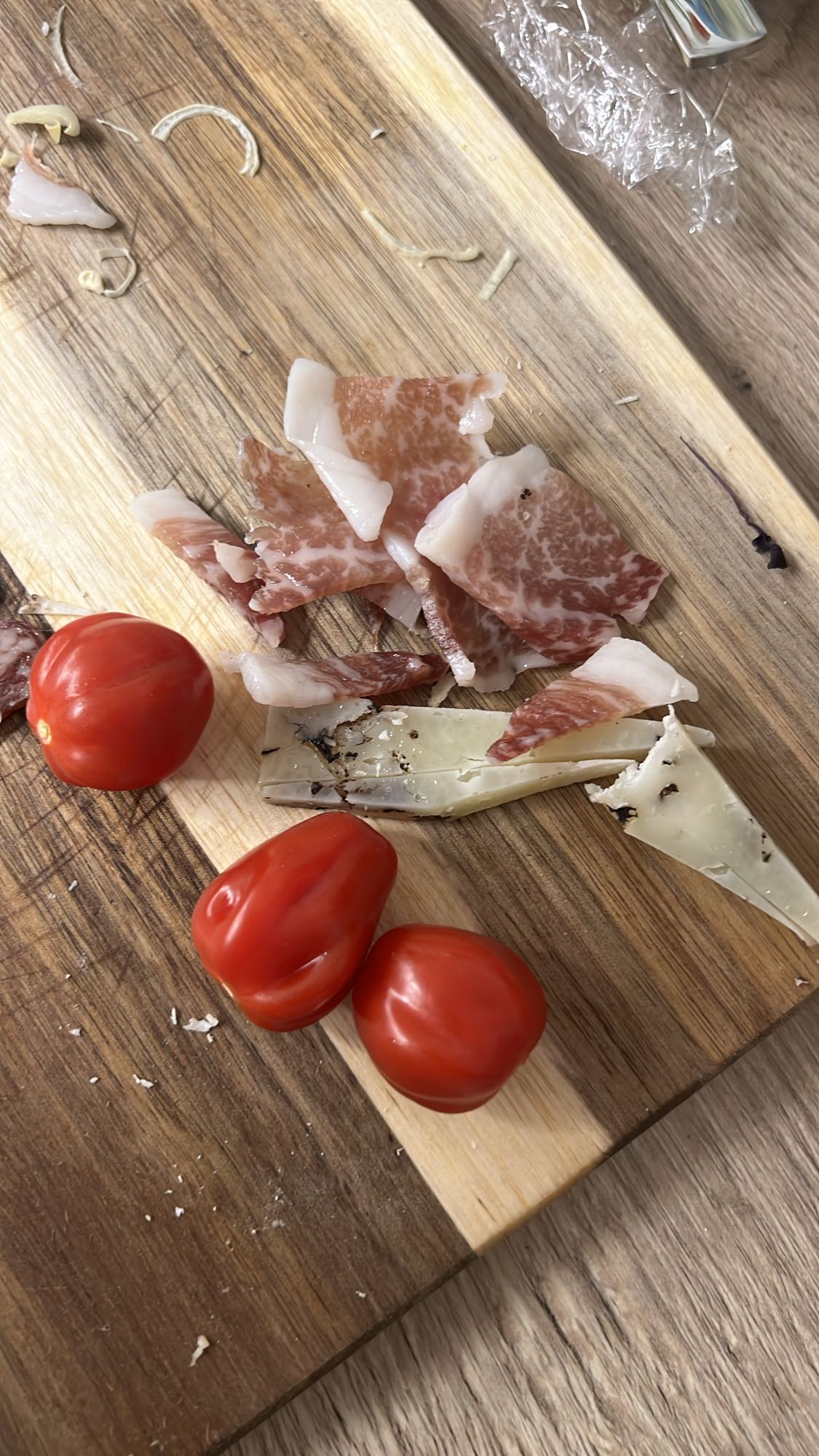 Gustare cu rosii, branza si sunca