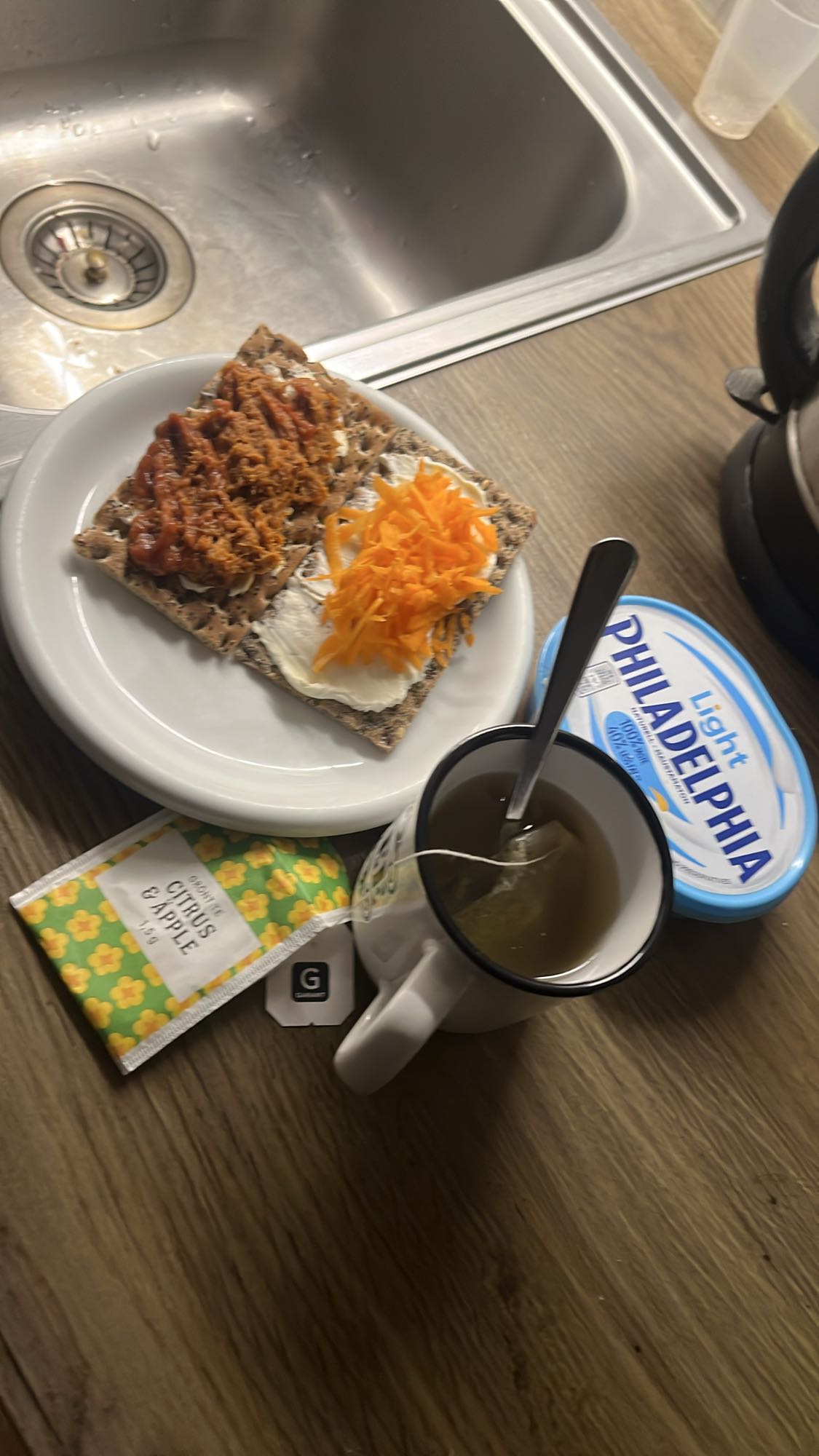 Knäckebröd med pålägg och te