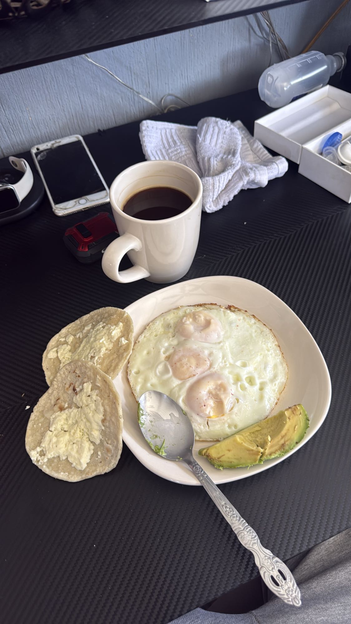 Desayuno con huevos y café