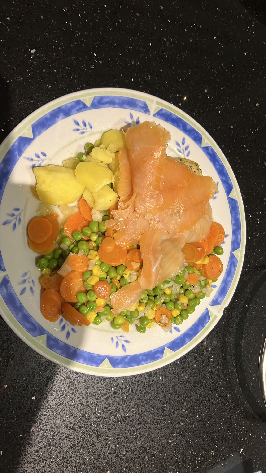 Łosoś i pierś z kurczaka z warzywami i ziemniakami