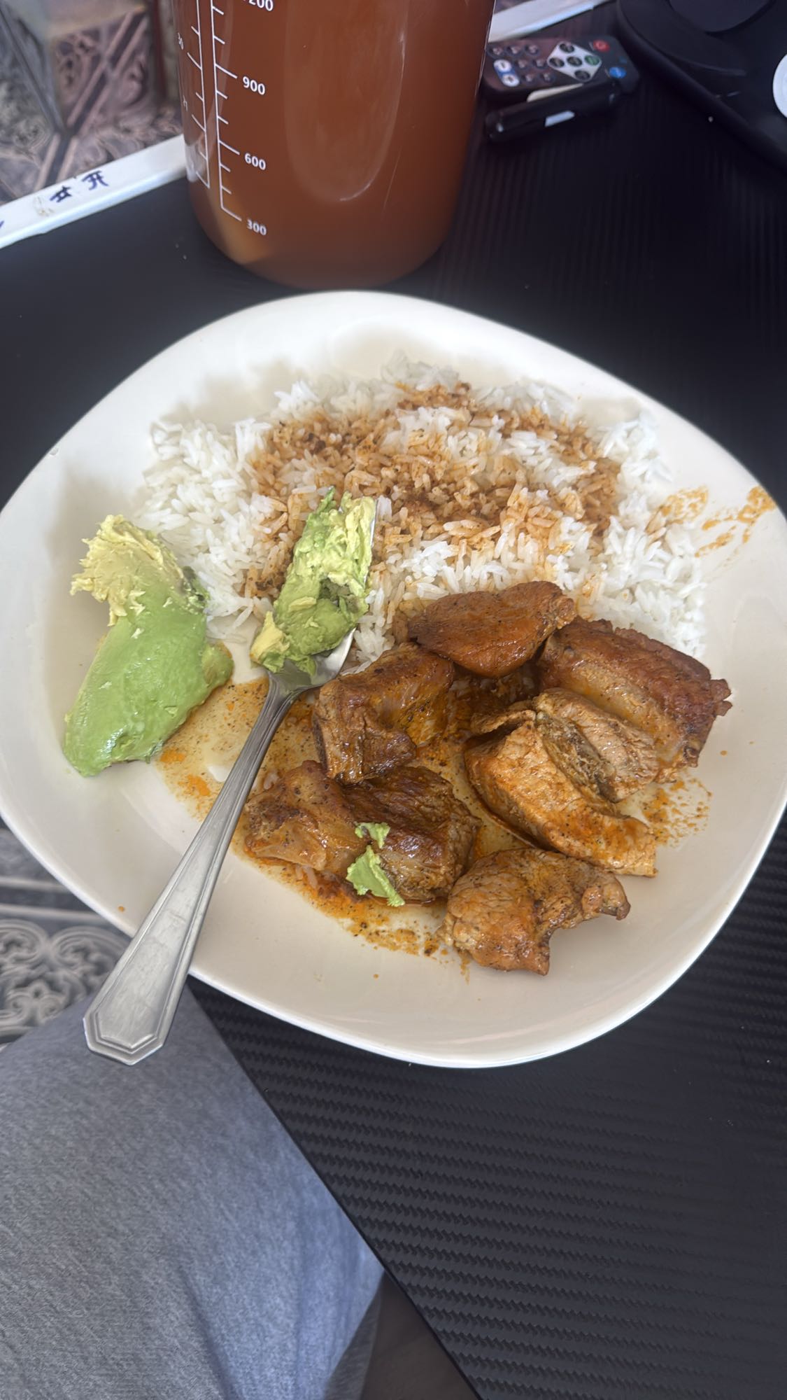 cerdo con arroz y aguacate