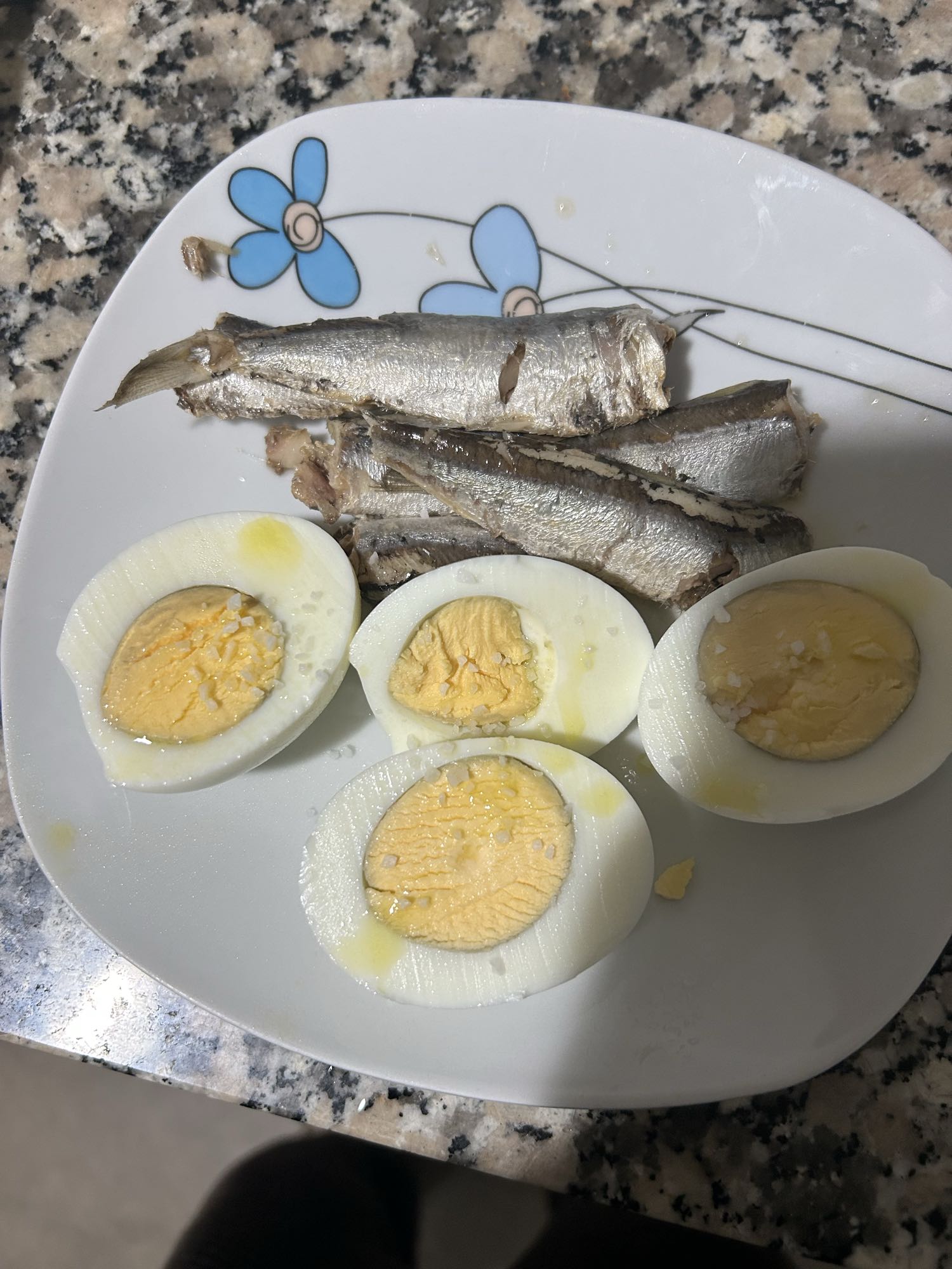 Huevos cocidos y sardinas en aceite de oliva escurrido