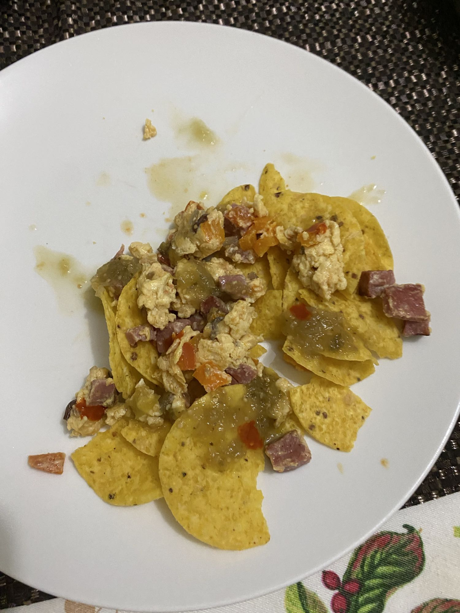 Nachos con huevo y salchicha