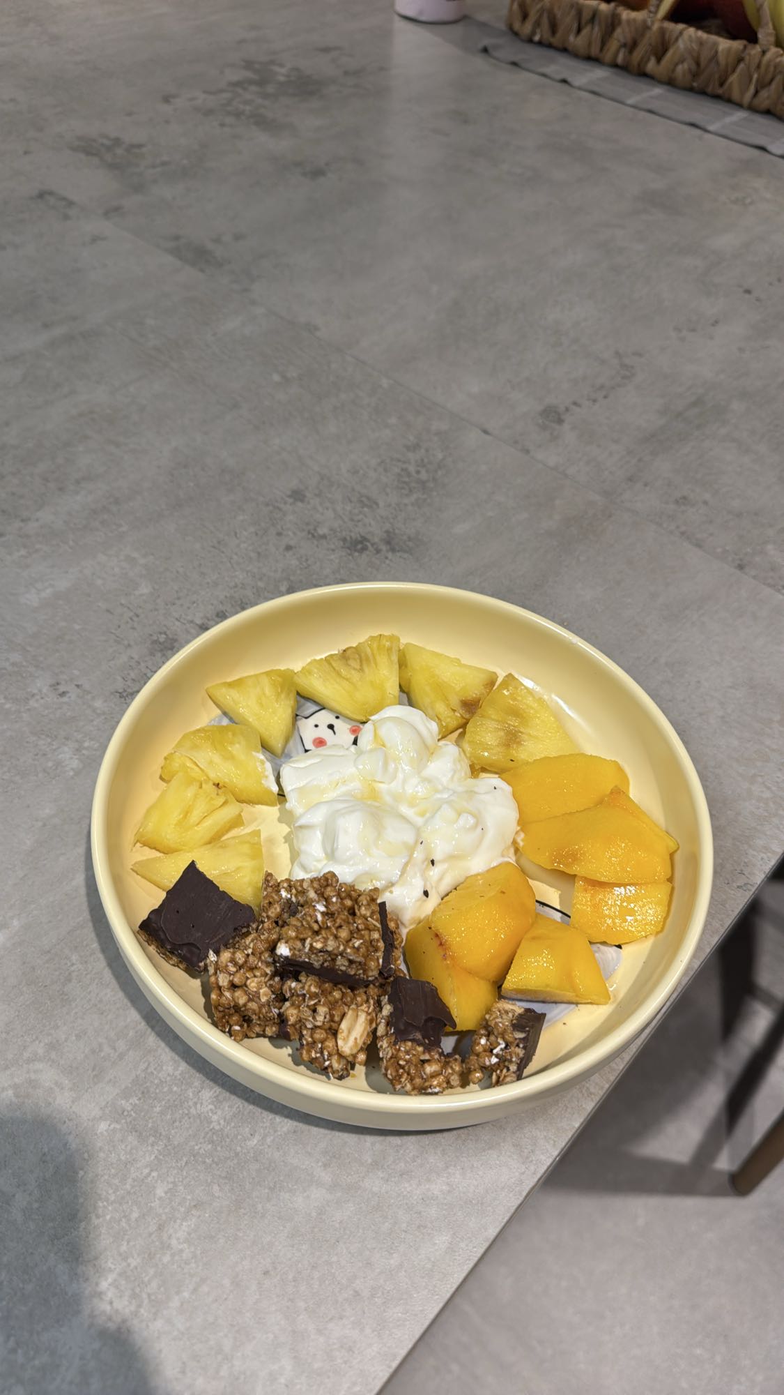 Tazón tropical con yogur