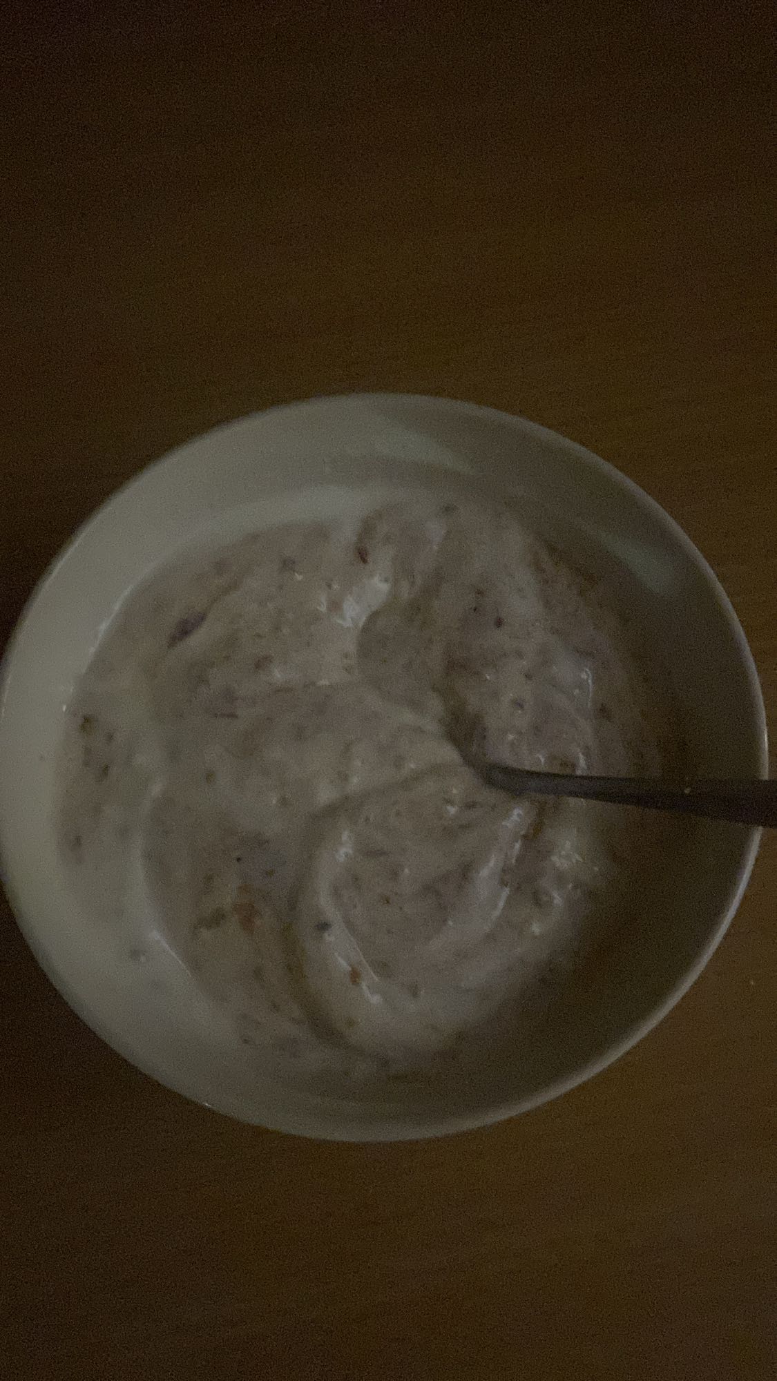 jogurt z owocami i orzechami