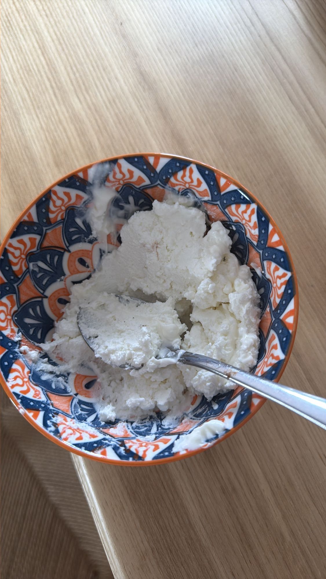 творог в миске