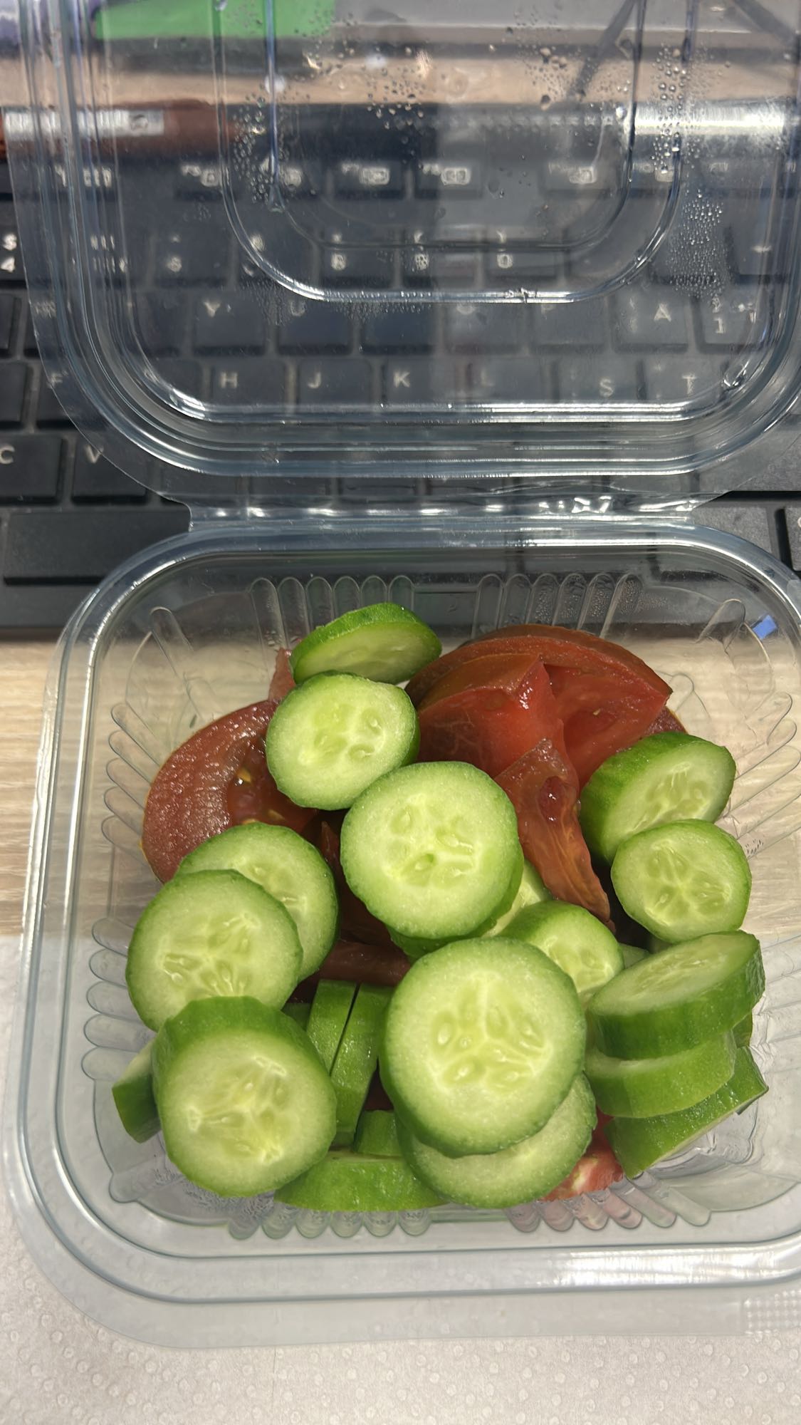 Salată castraveți și roșii