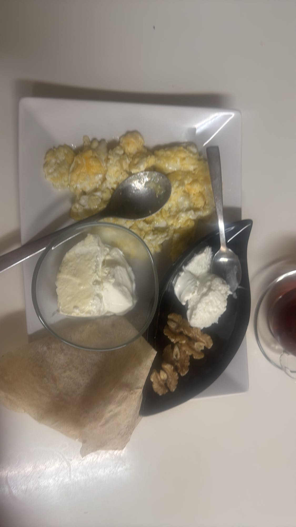 Frukosttallrik med ägg & nötter