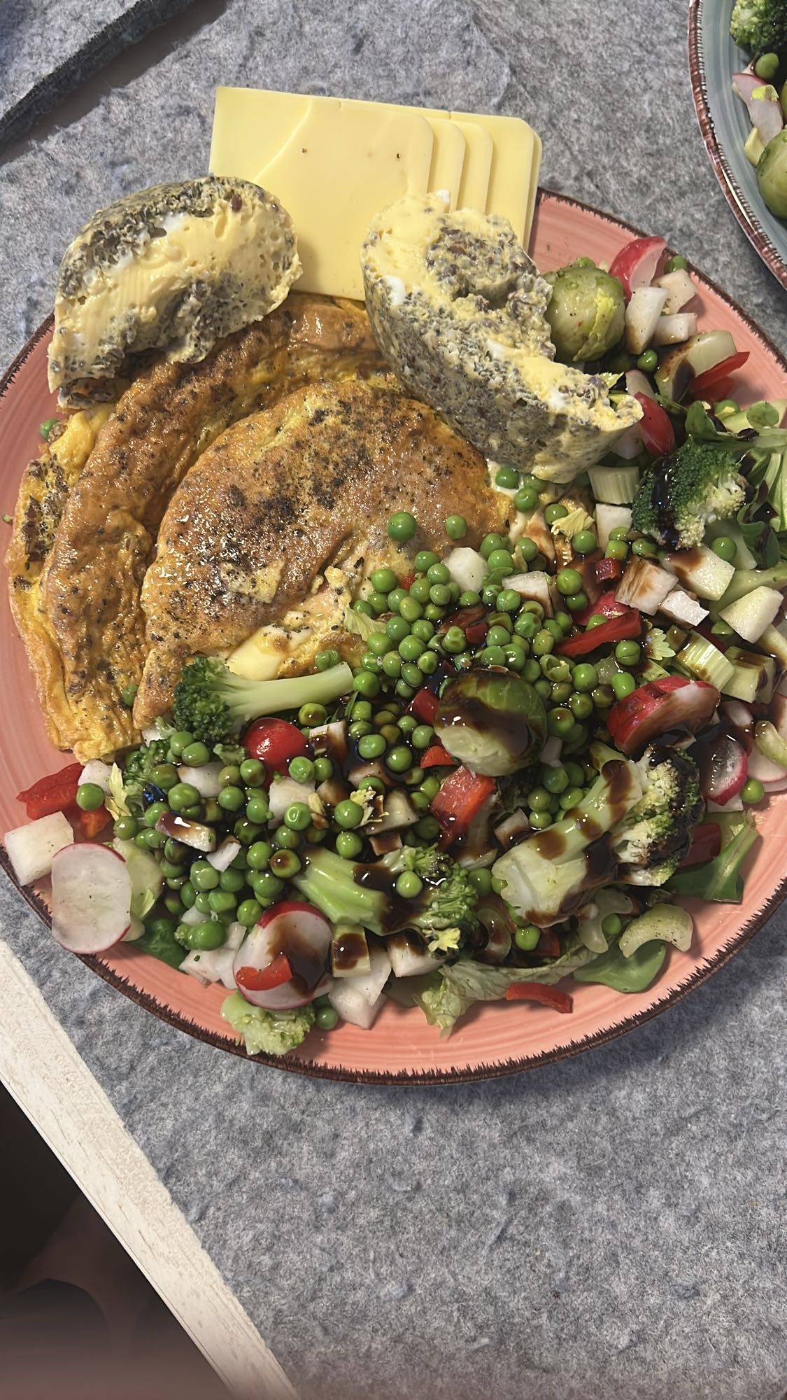 Tortilla con ensalada y queso