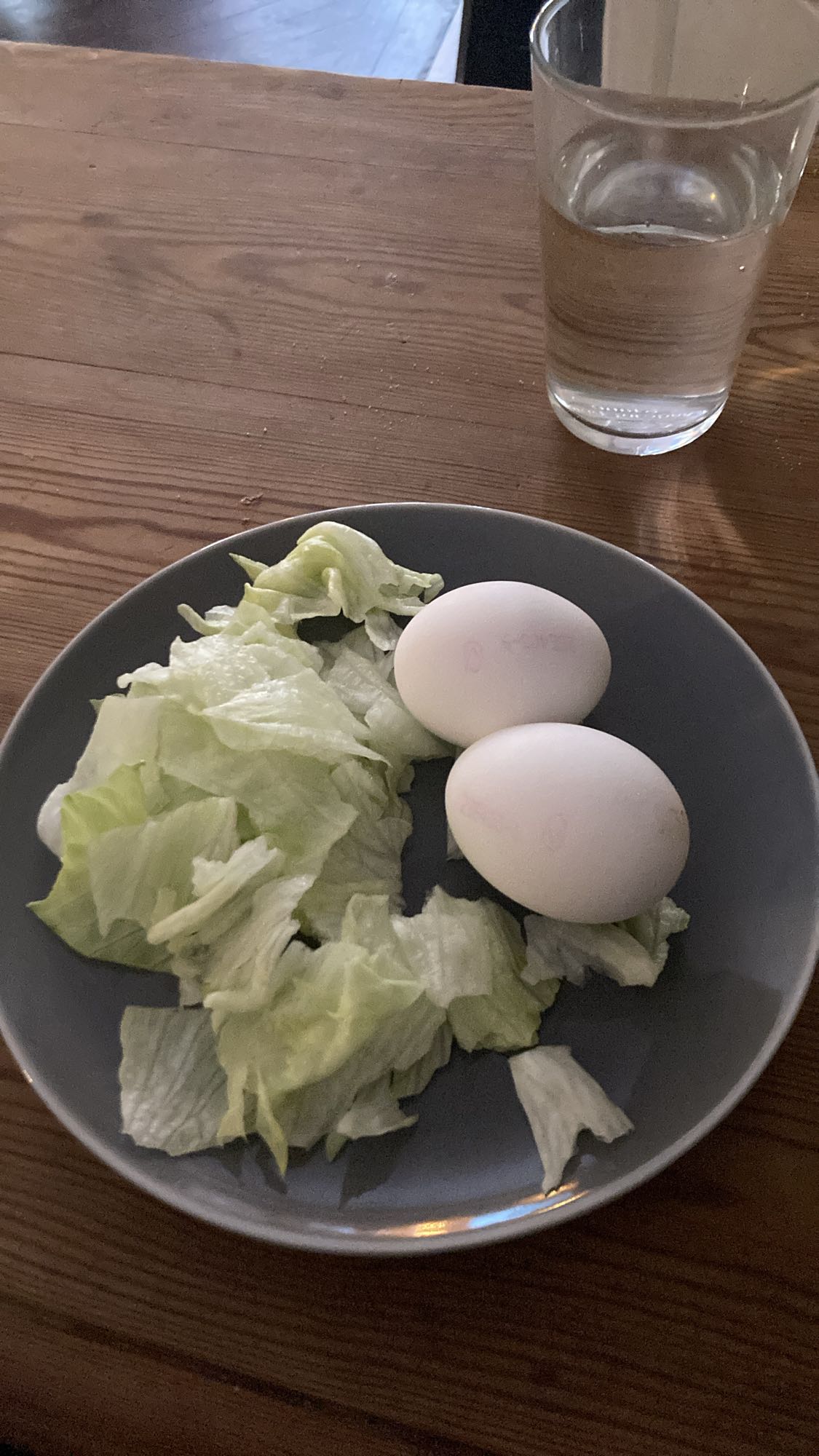 Ägg och isbergssallad