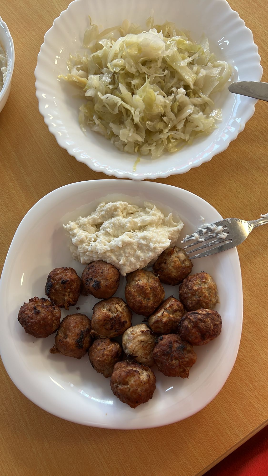 Chifteluțe cu salată de varză