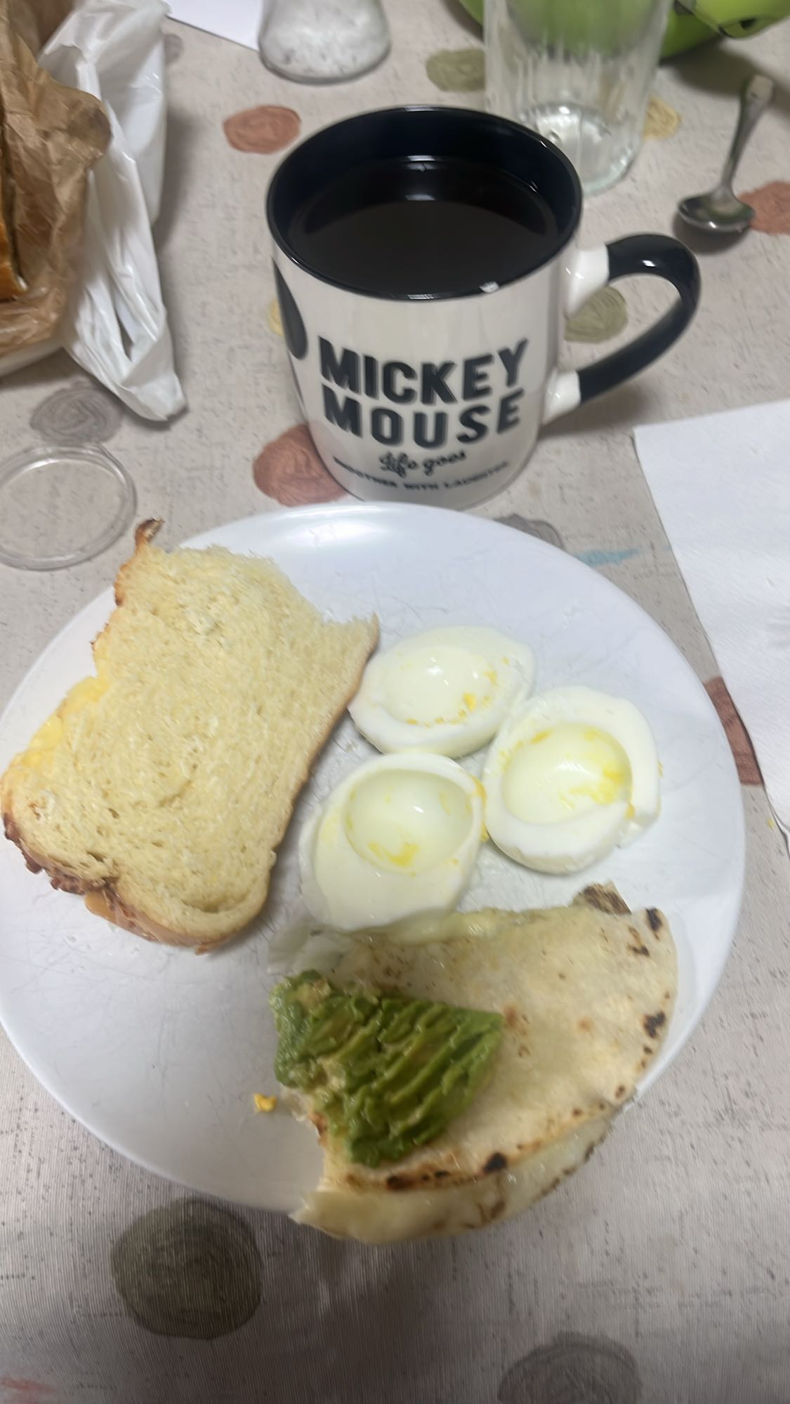 Desayuno con huevo y pan