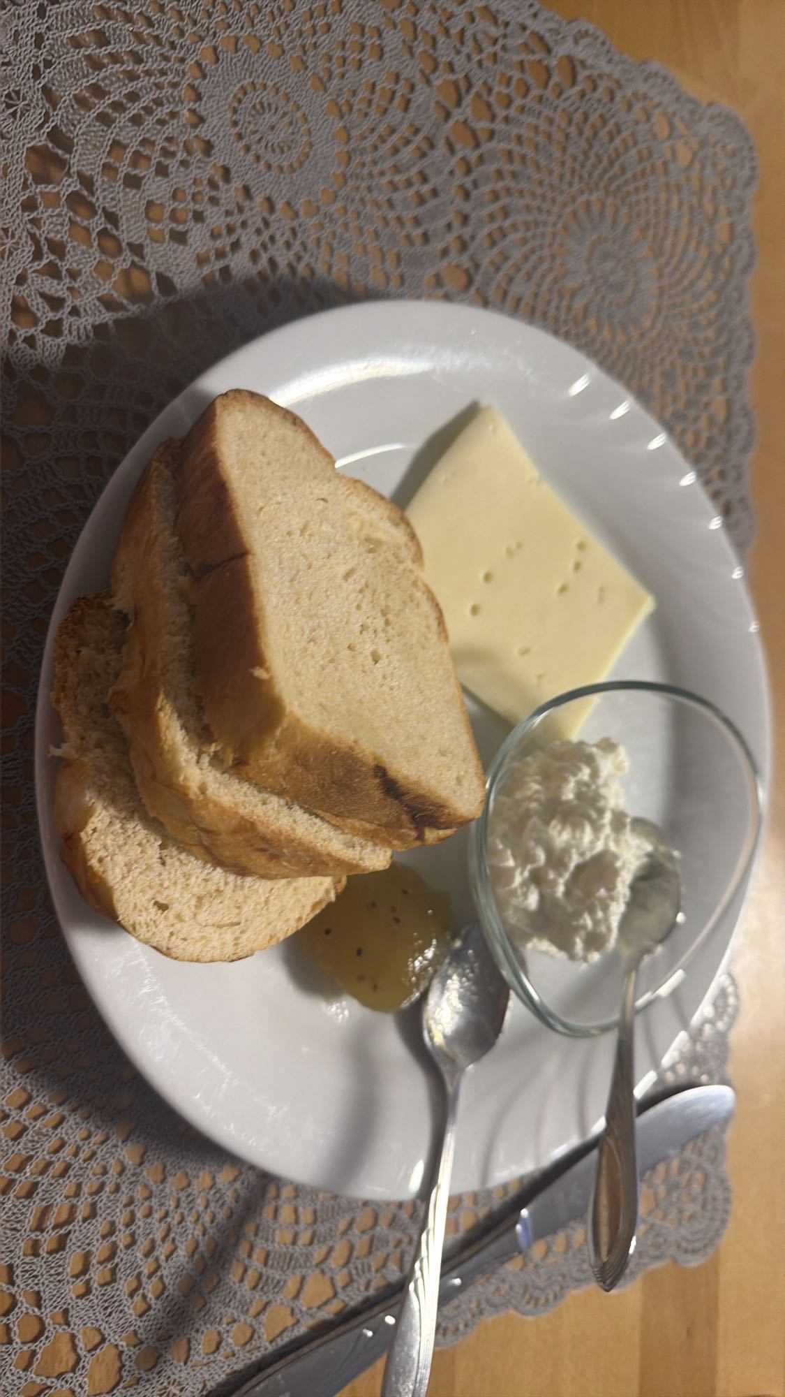 Ontbijt met brood en kaas