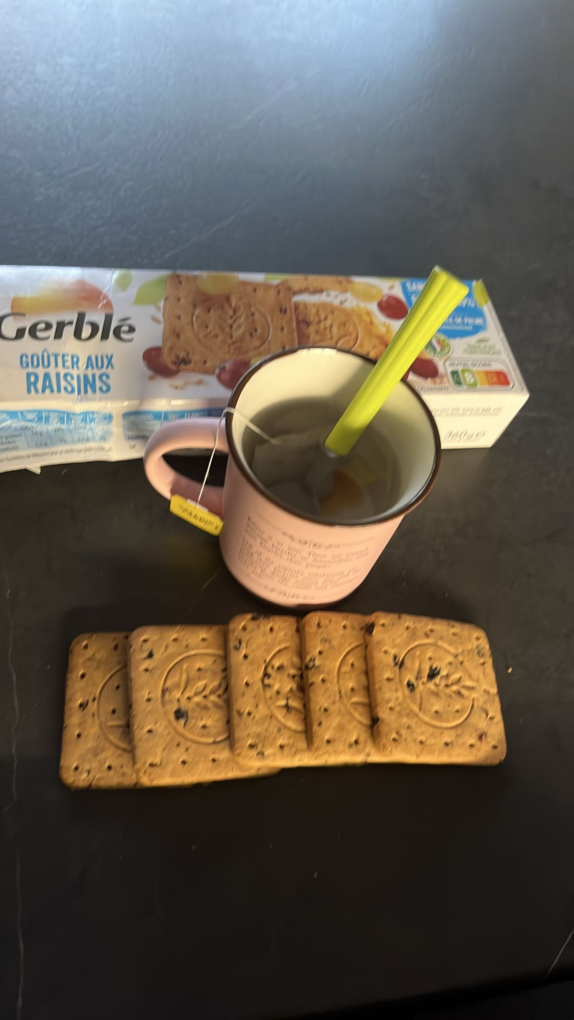 Biscuits raisins et thé