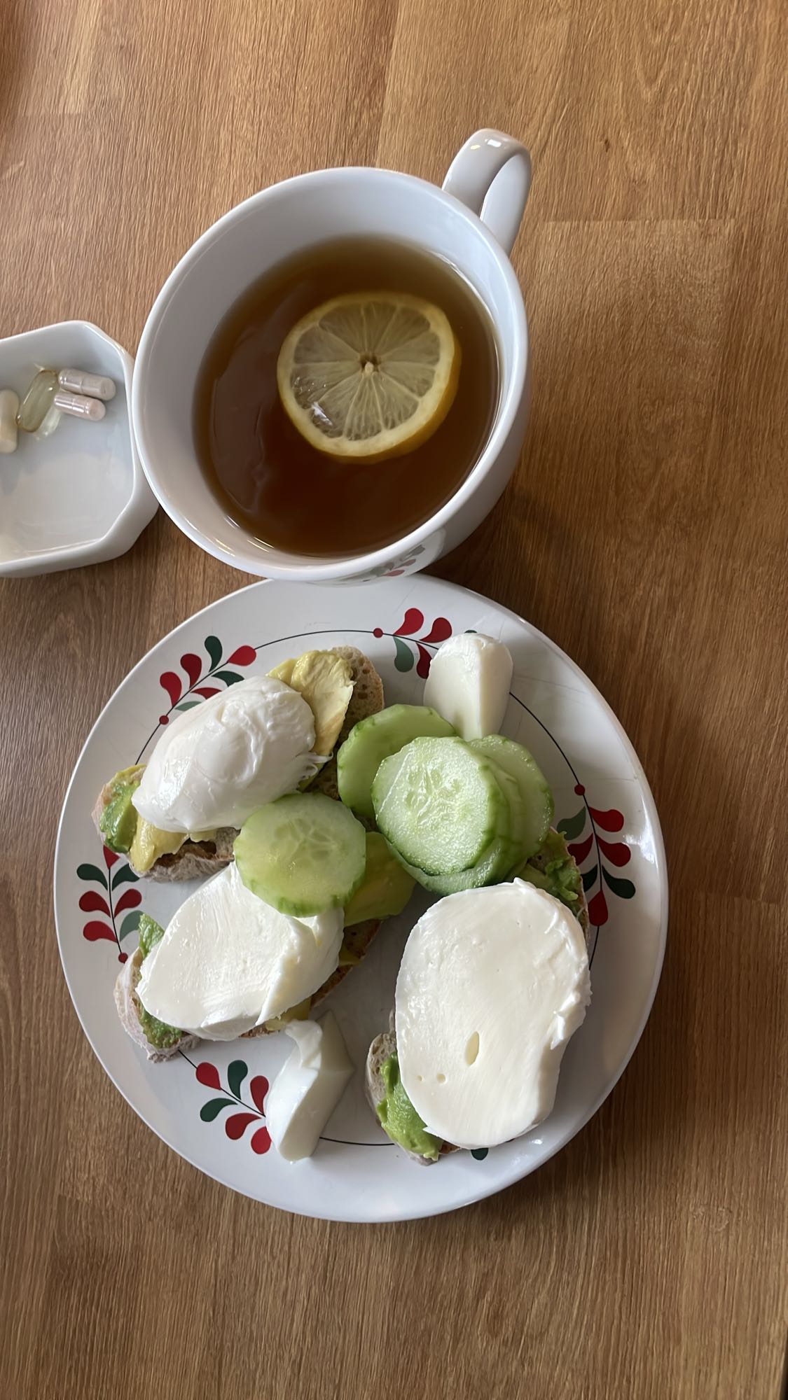 Kanapki z awokado i mozzarellą