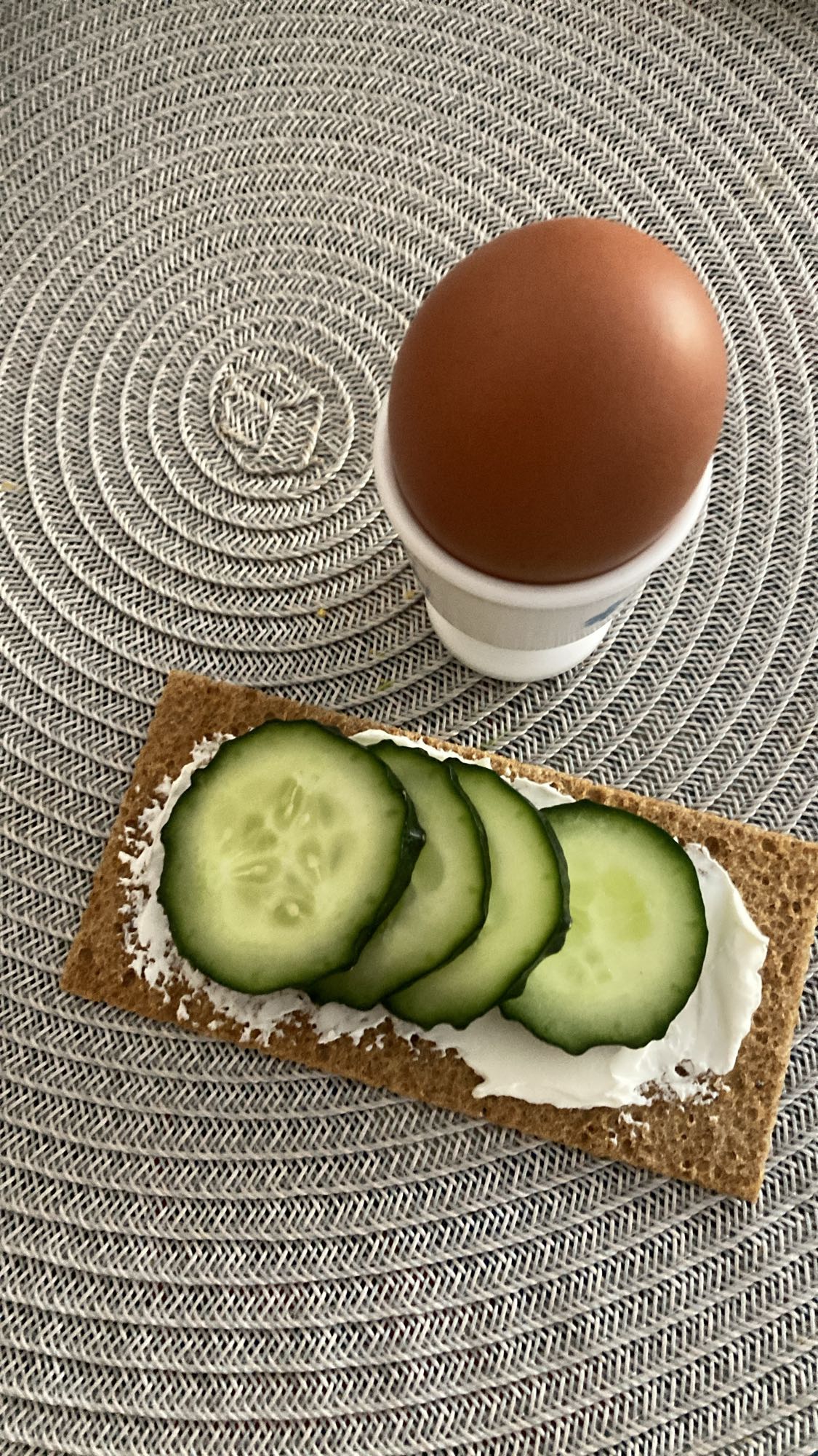 Knäckebröd med ägg och gurka