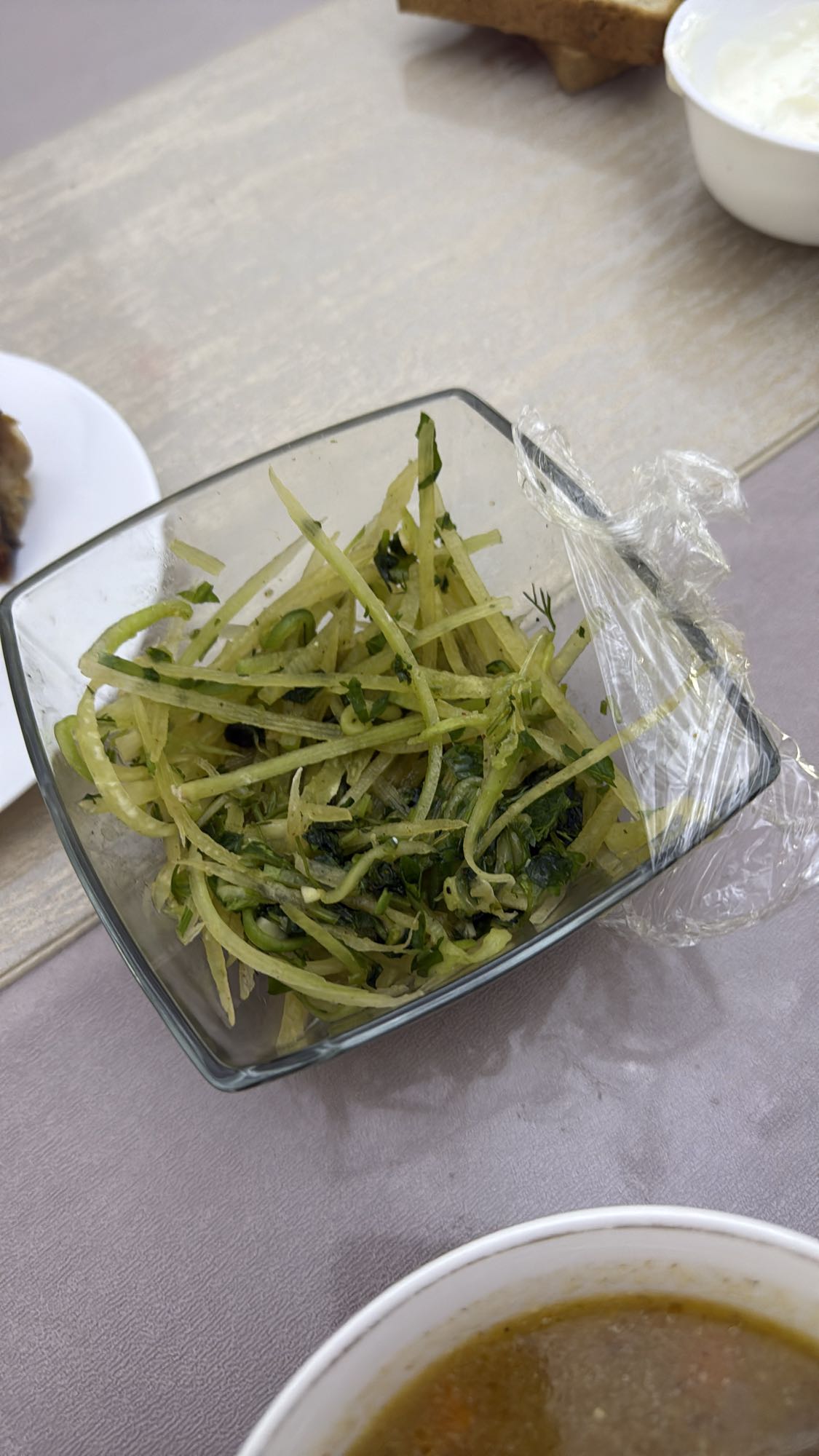 Огуречный салат с зеленью