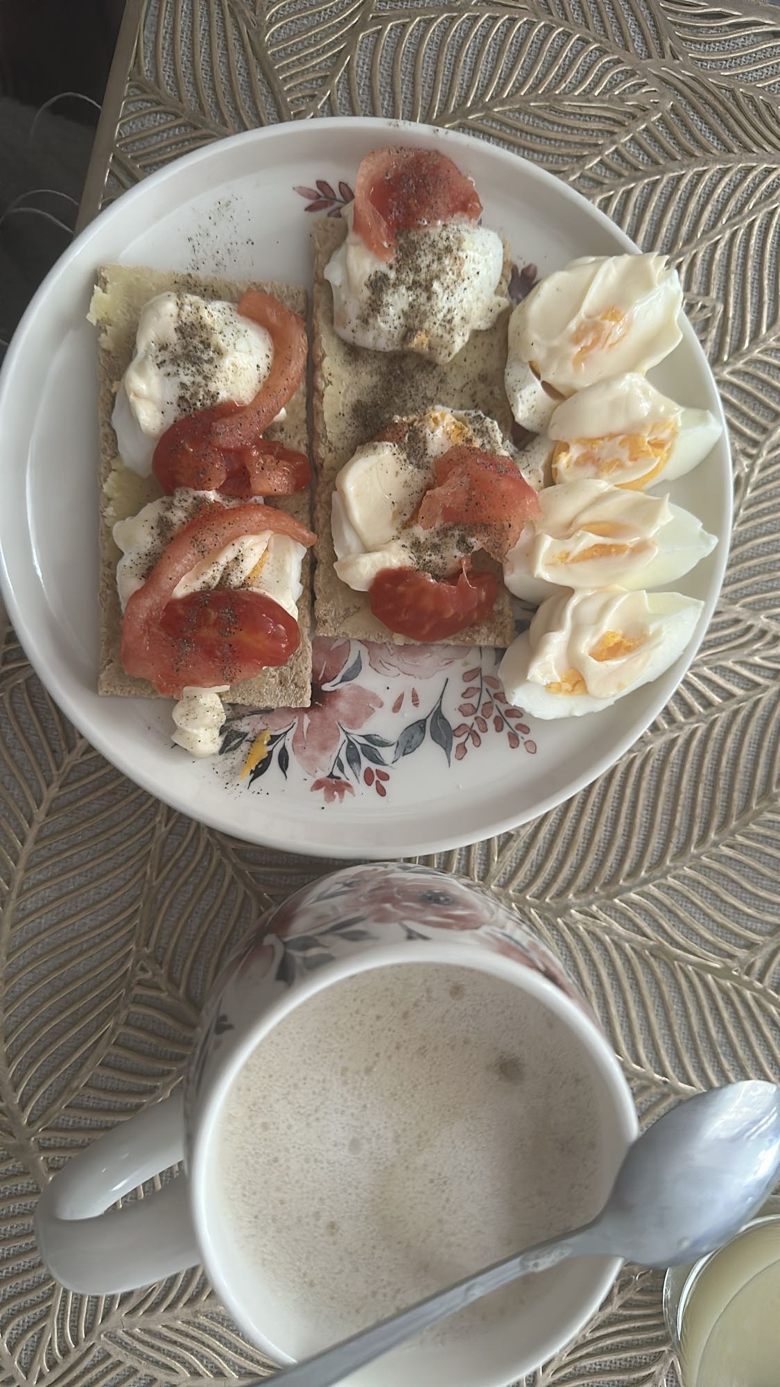 Jajka, chrupkie pieczywo i kawa