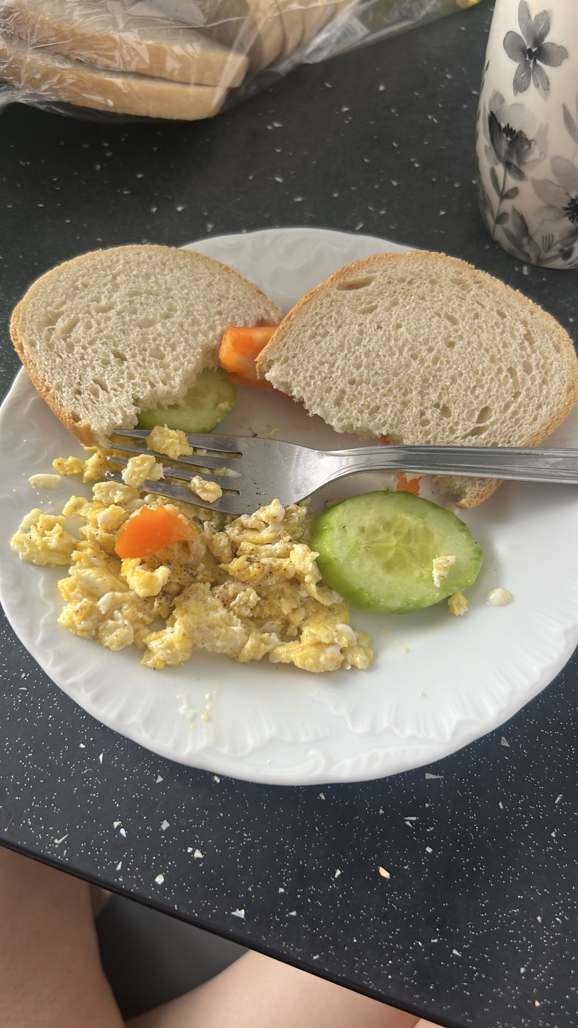 Jajecznica z kanapką