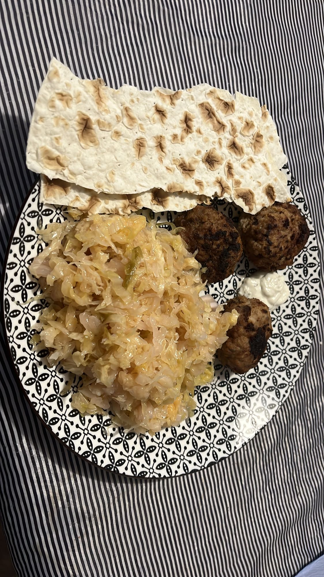 Кюфтета със зеле и лаваш