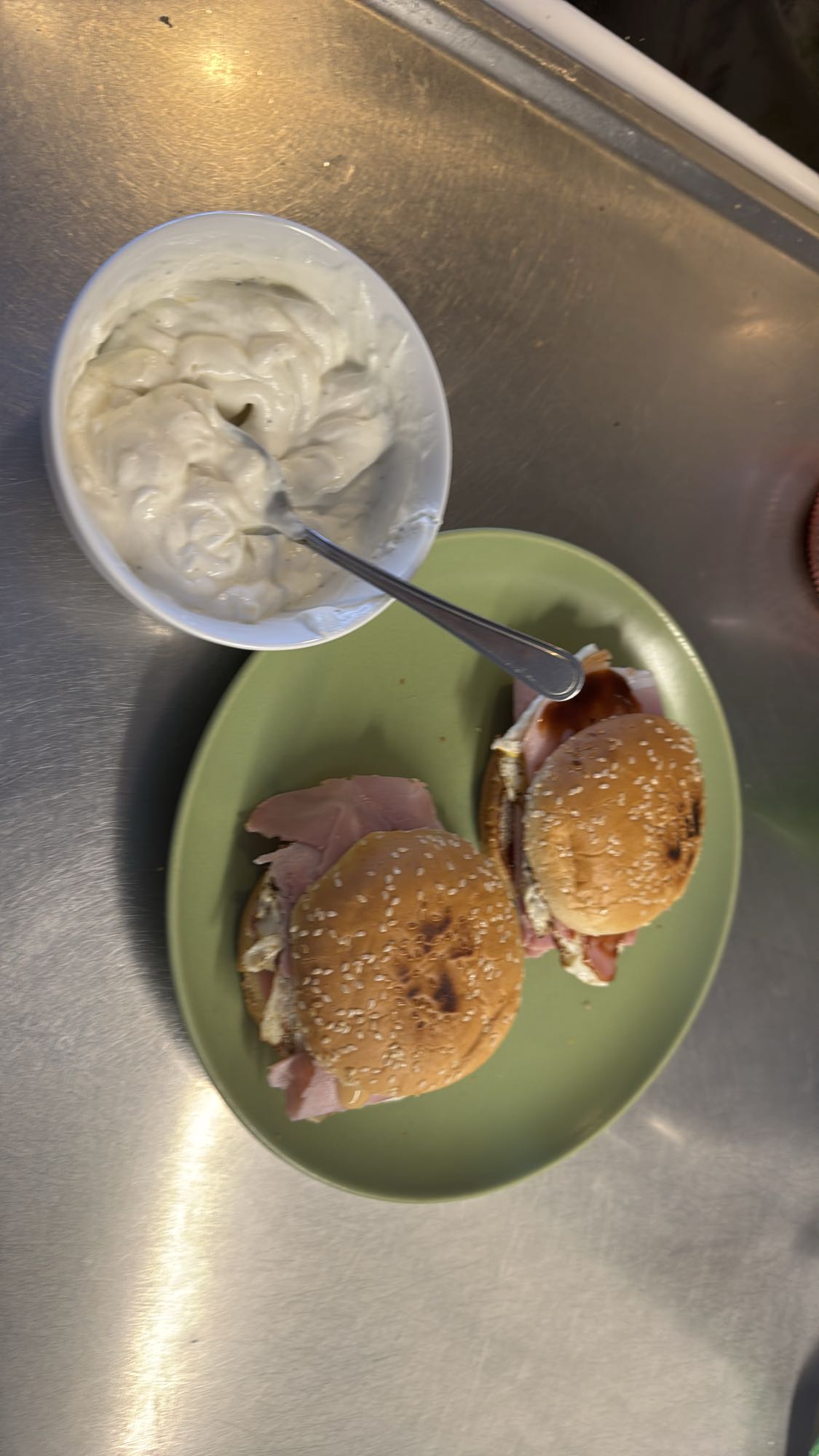 Skinkburgare med sås