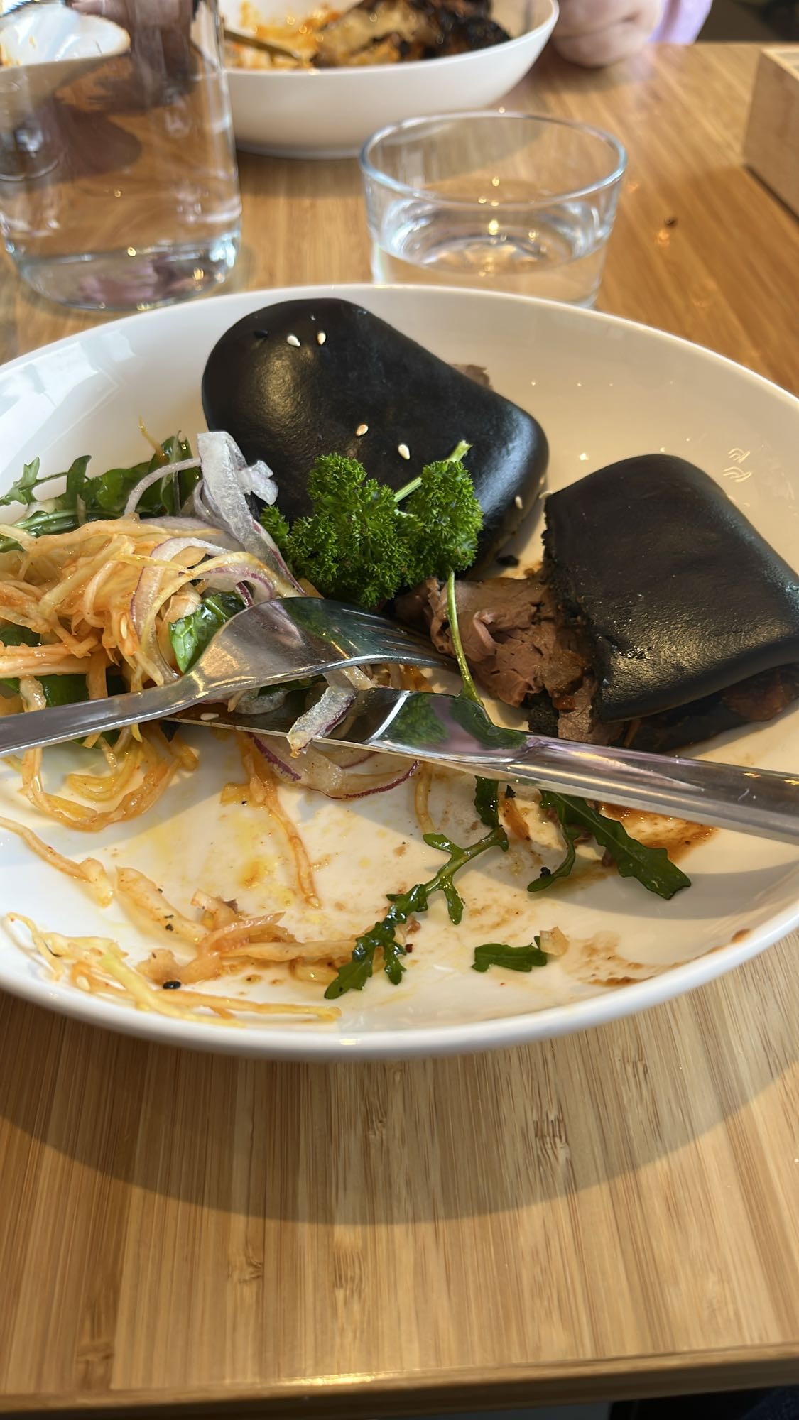 Svart bao med sallad