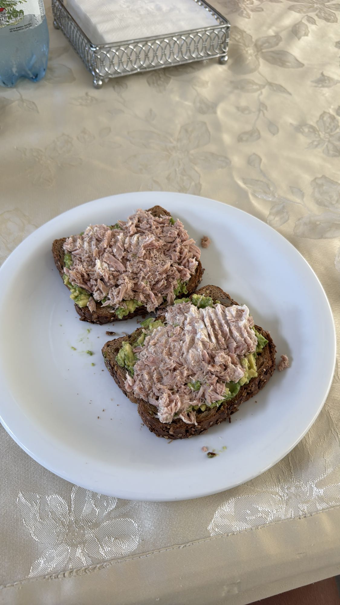 tostadas de atún y aguacate