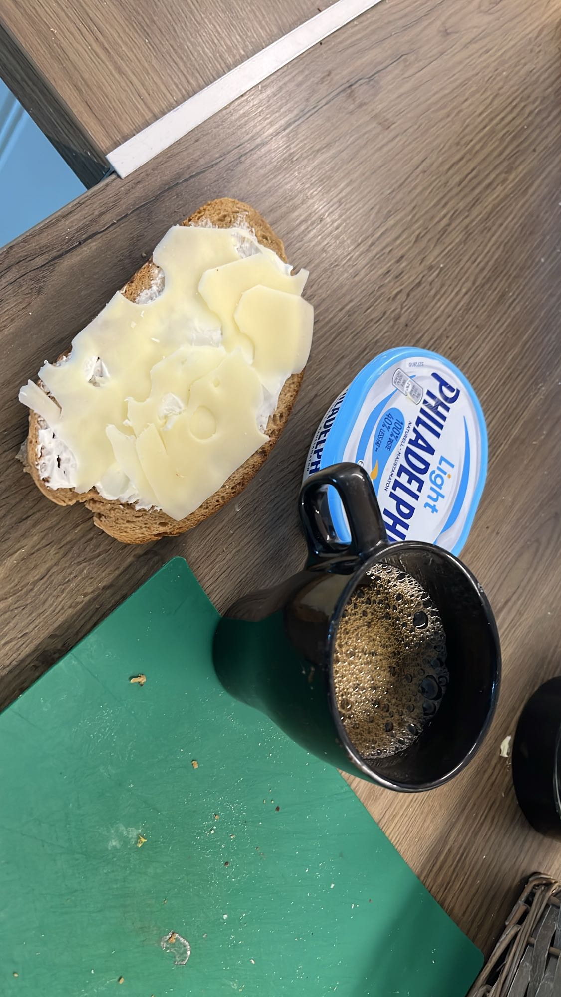Ostsmörgås med kaffe