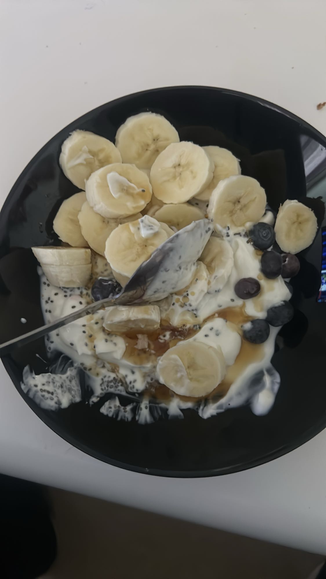 Yoghurt met banaan en bessen