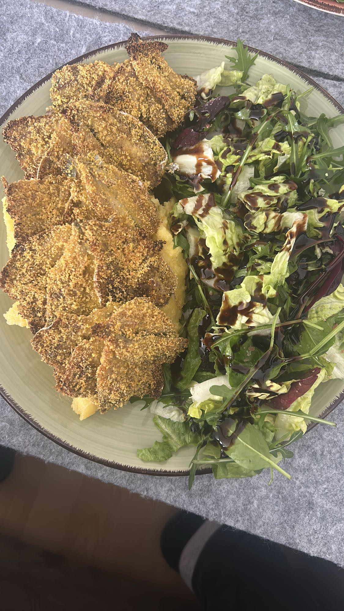 Filetes empanados con ensalada