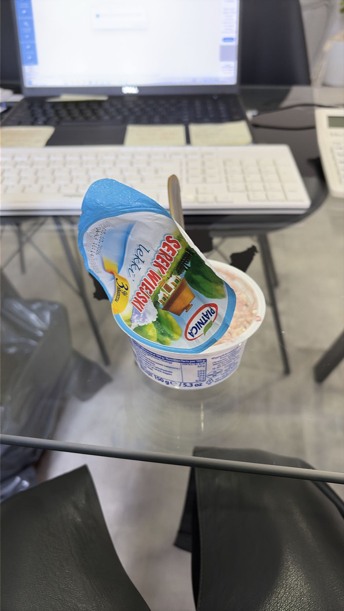 Serek wiejski z owocami