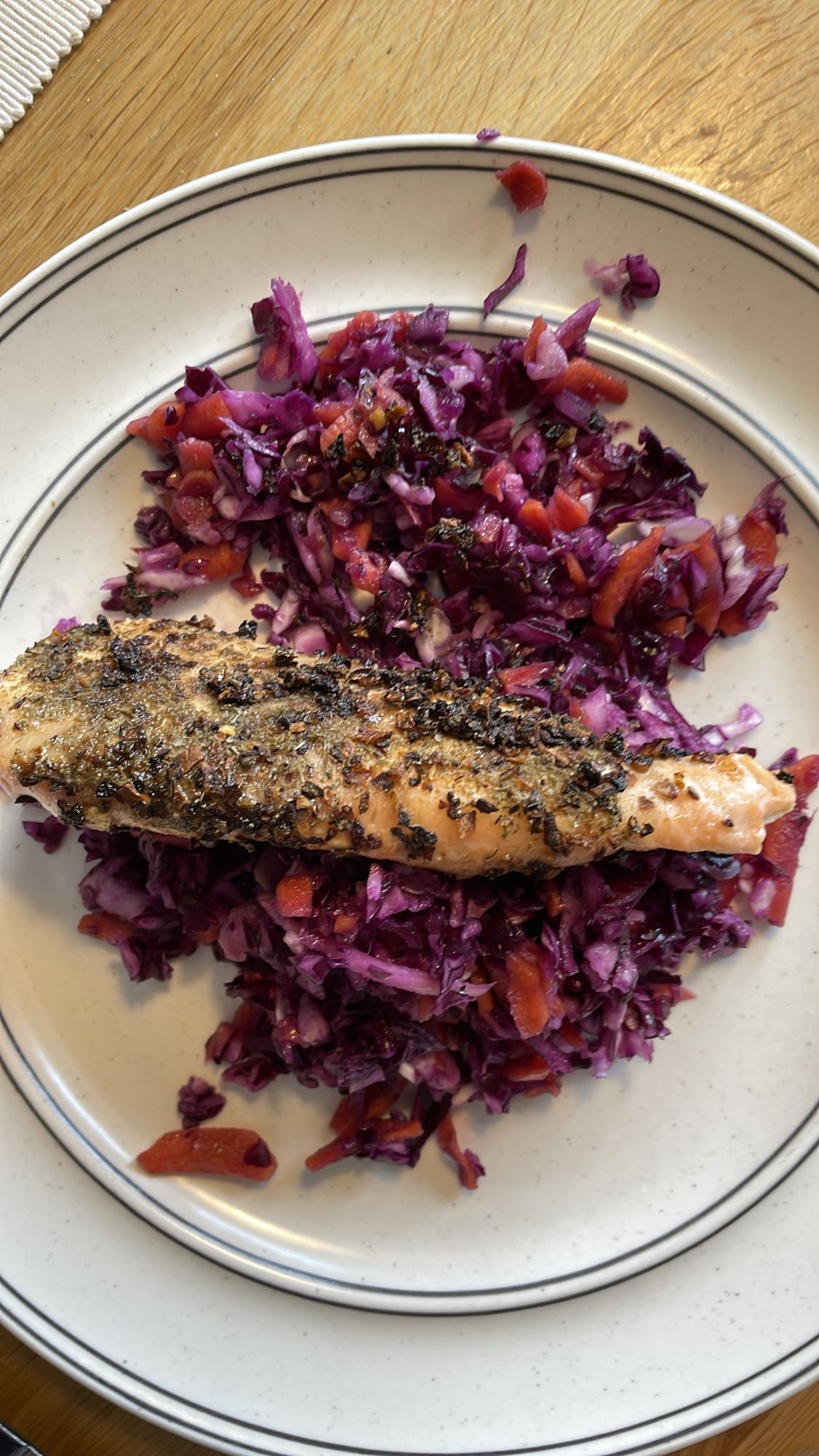 Lax med rödkålssallad