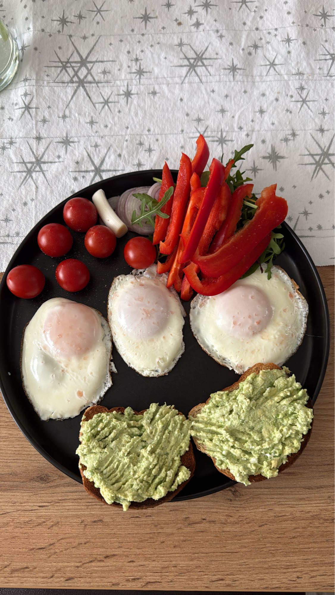 Mic dejun cu ouă și avocado