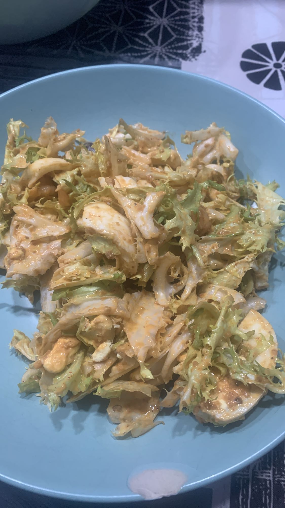 Ensalada de pollo y lechuga