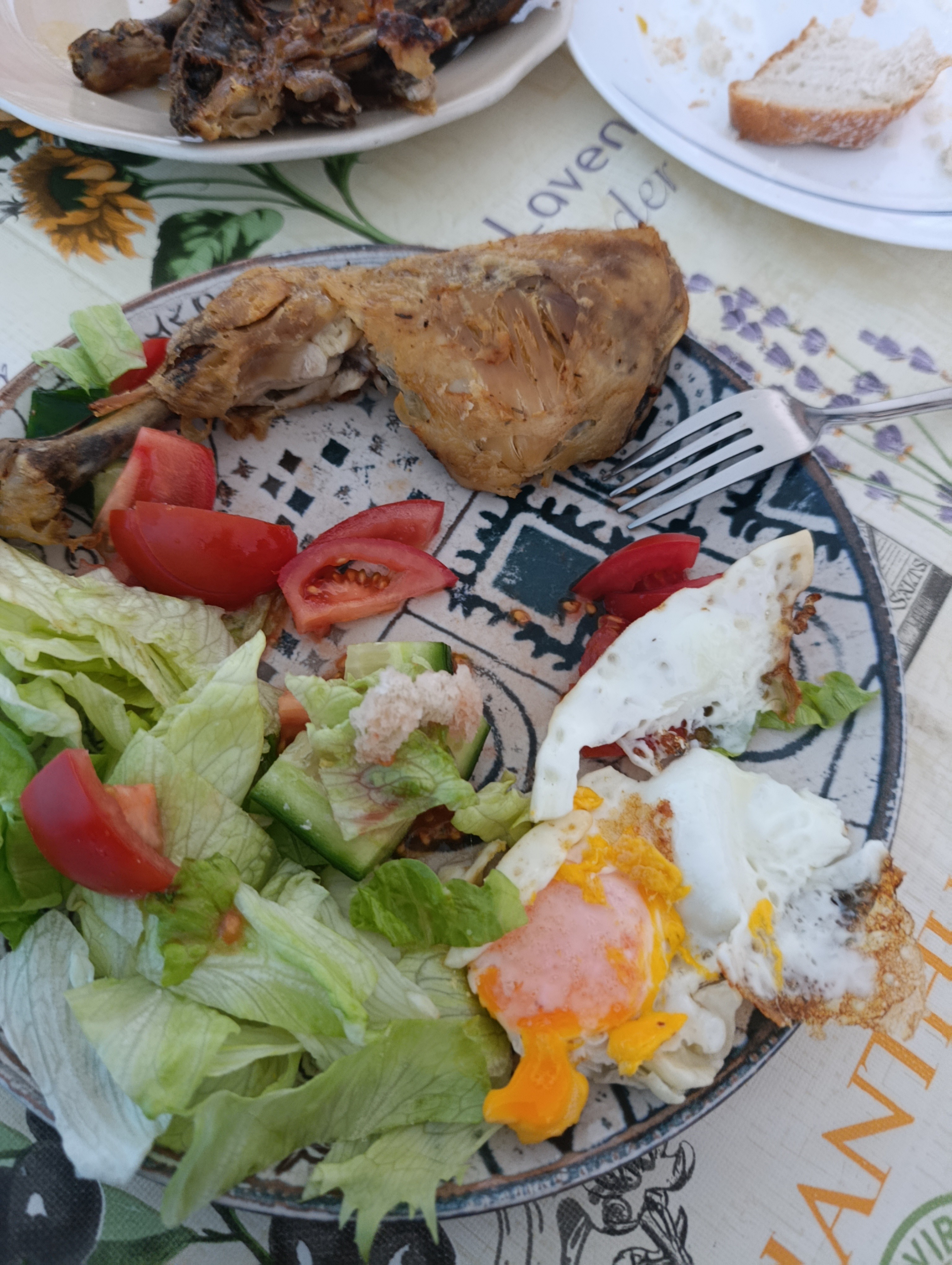 Pollo, ensalada y huevo