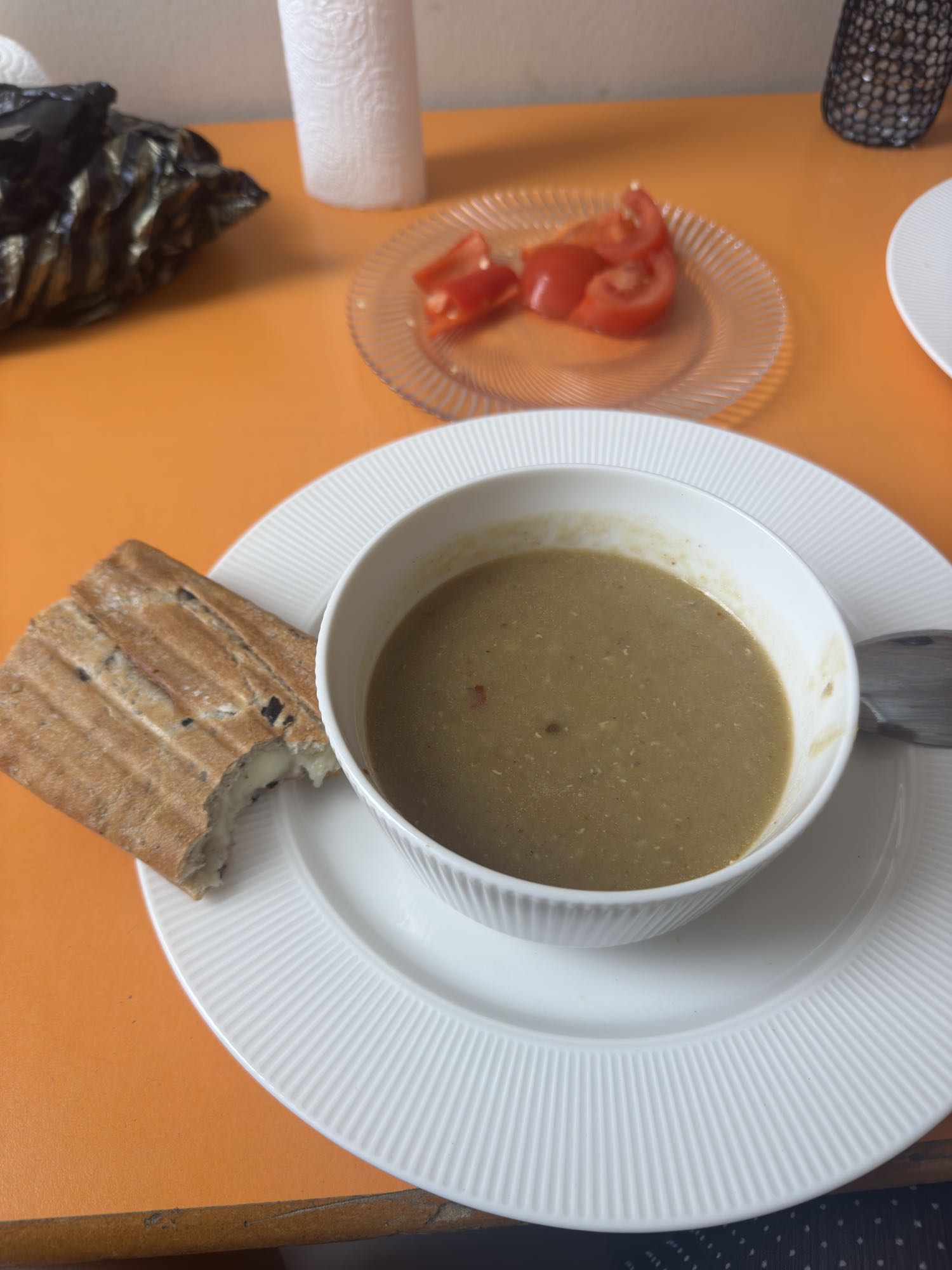 Mercimek çorbası ve kaşarlı ekmek