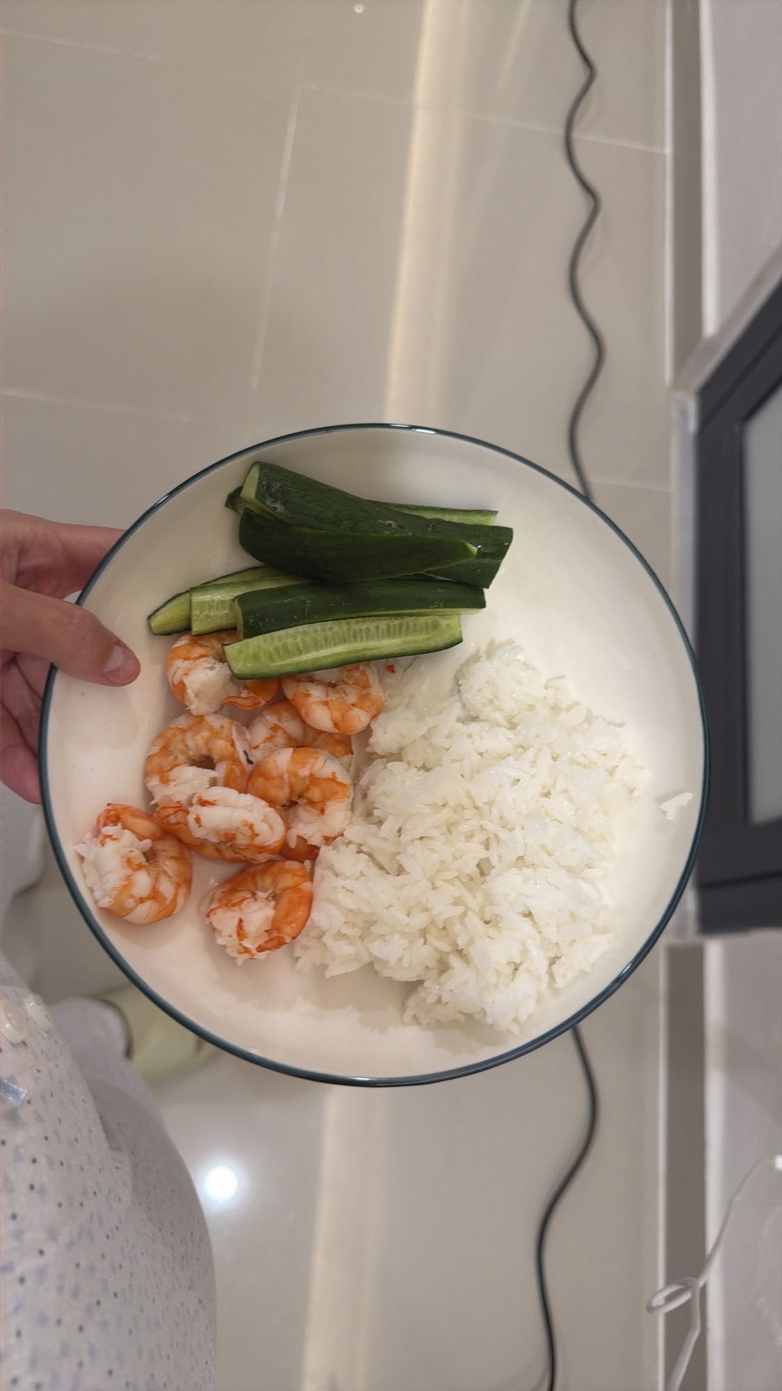 креветки с рисом и огурцом