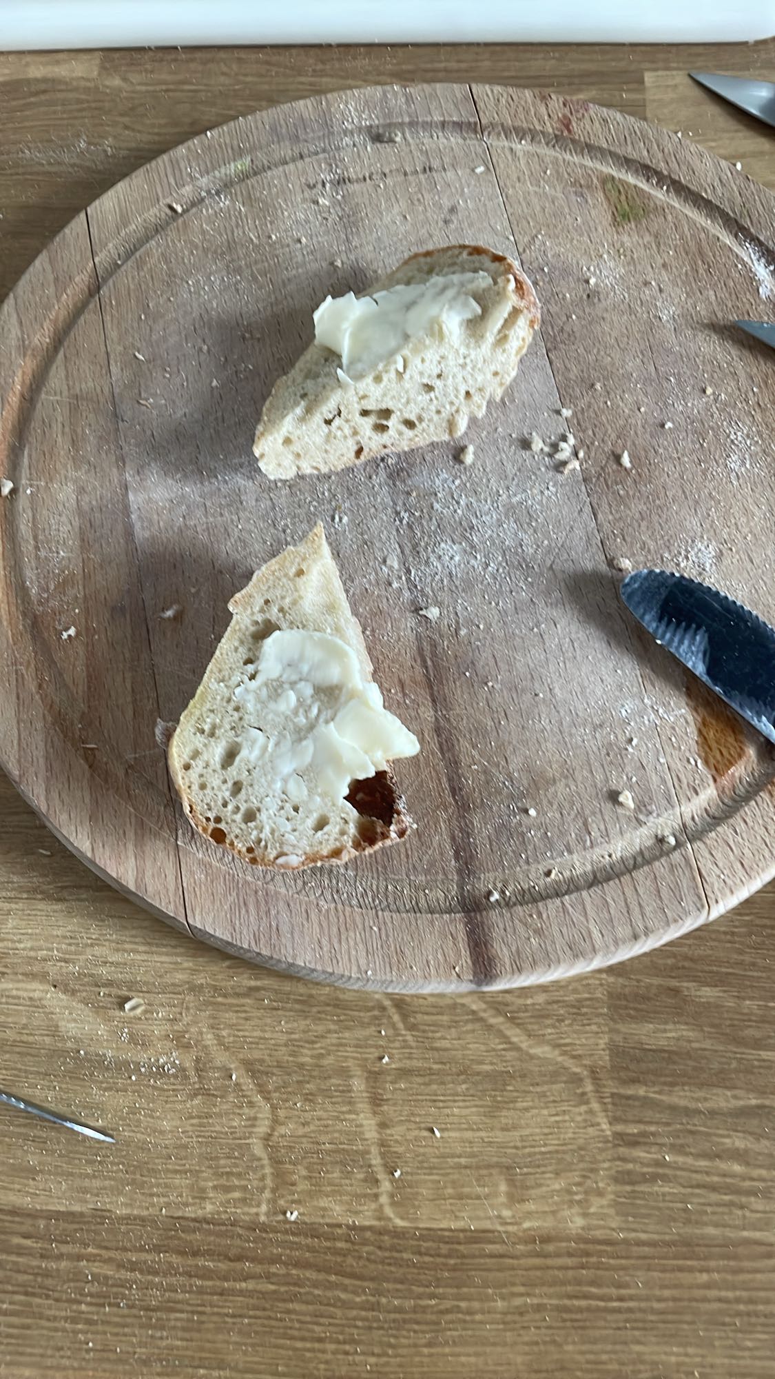 Piętka bagietki orkiszowej z masłem